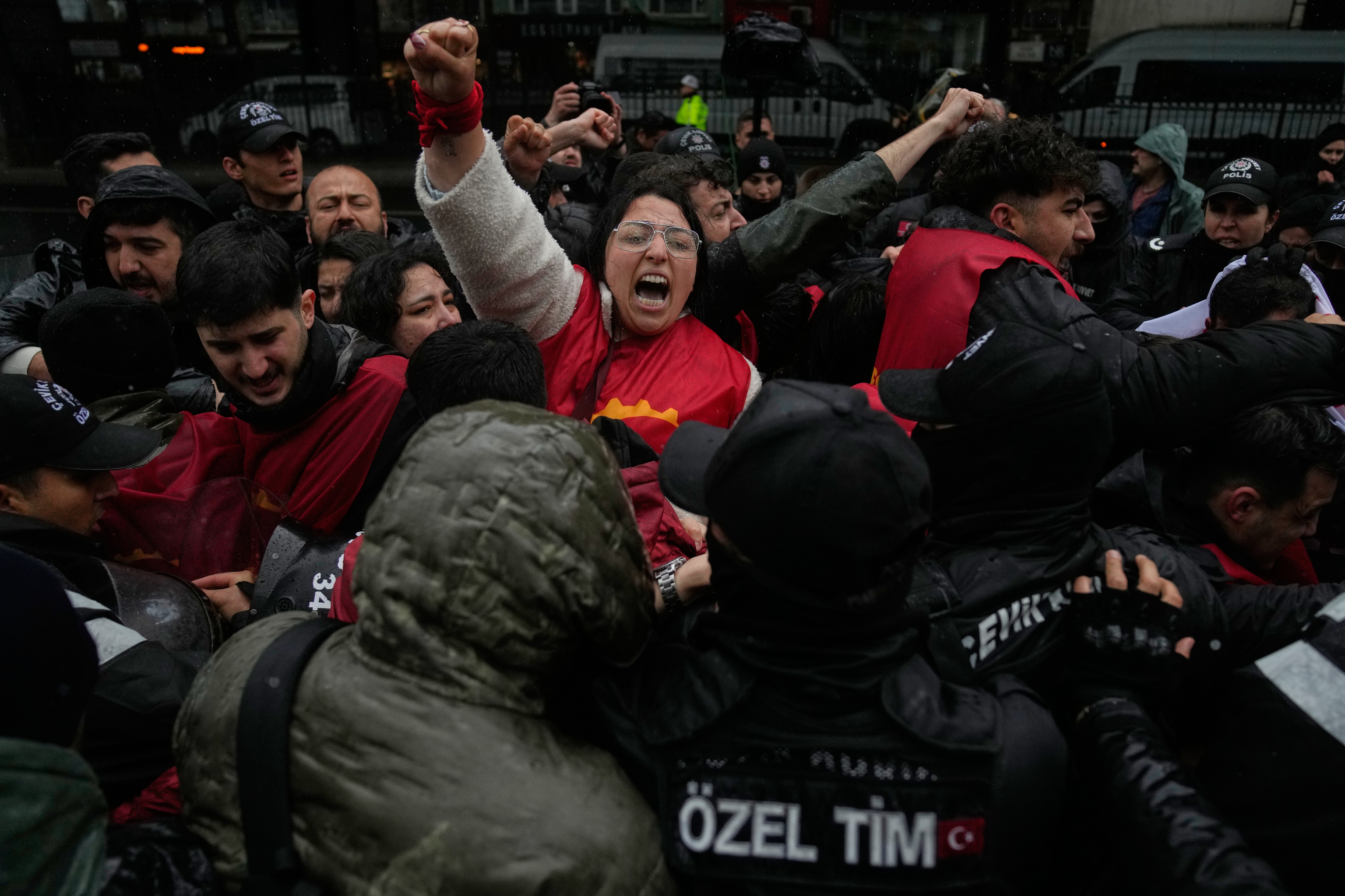 Enfrentamiento entre manifestantes y polic�as en una calle de Estambul.
