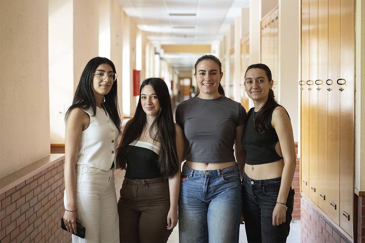 Ani, de Vallecas; Laura, de Villaverde;Laura, de Salamanca; y Claudia, de Pinto, que estudian el doble grado en Derecho y Ciencias Pol�ticas. "Leonor no se va a librar de las miradas, al menos el primer tiempo, y luego la iremos normalizando", anticipan.