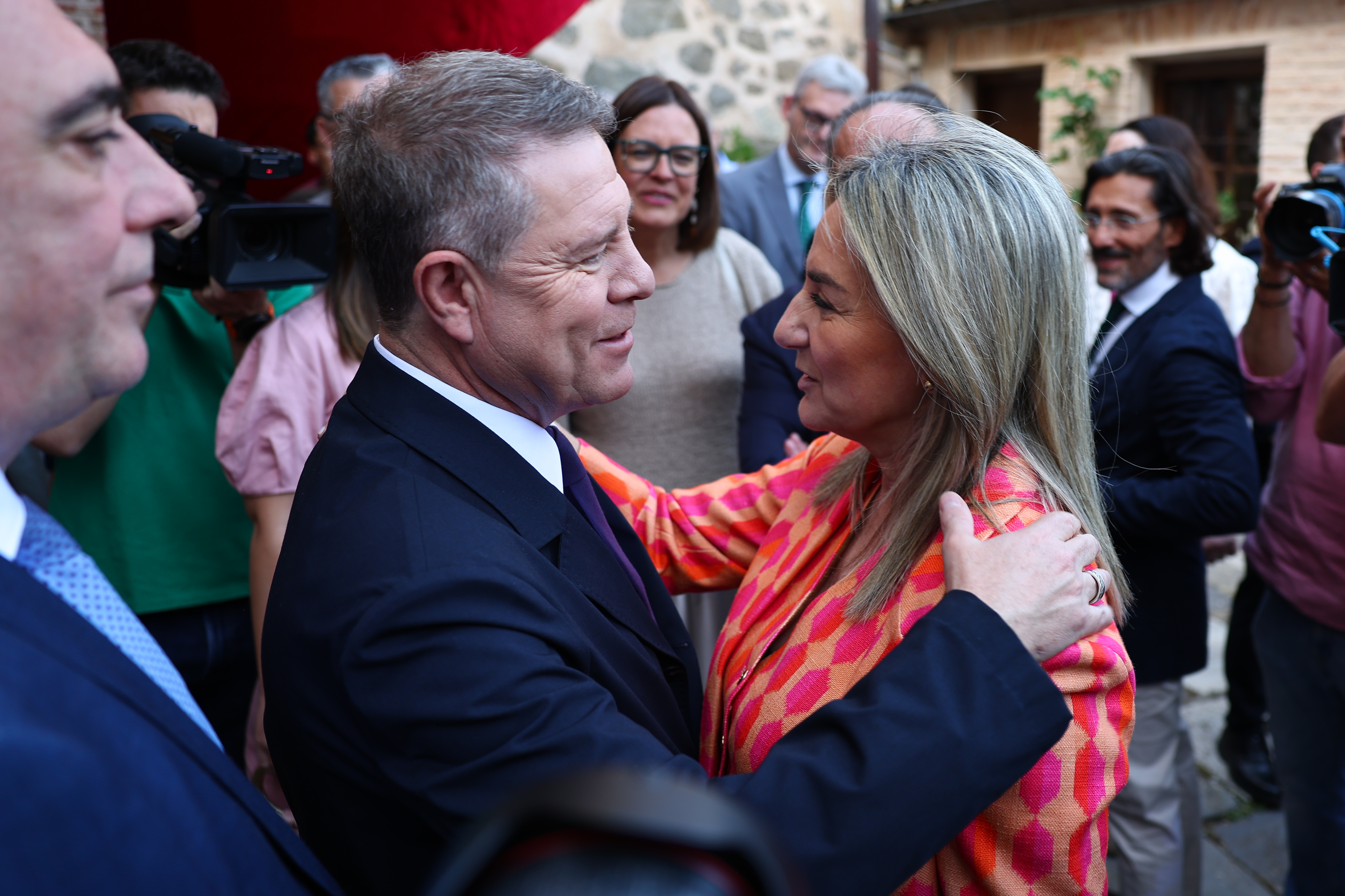 El presidente de Castilla-La Mancha, Emiliano Garc�a Page, junto a la ministra de Educaci�n, Milagros Tol�n, este viernes en Toledo.