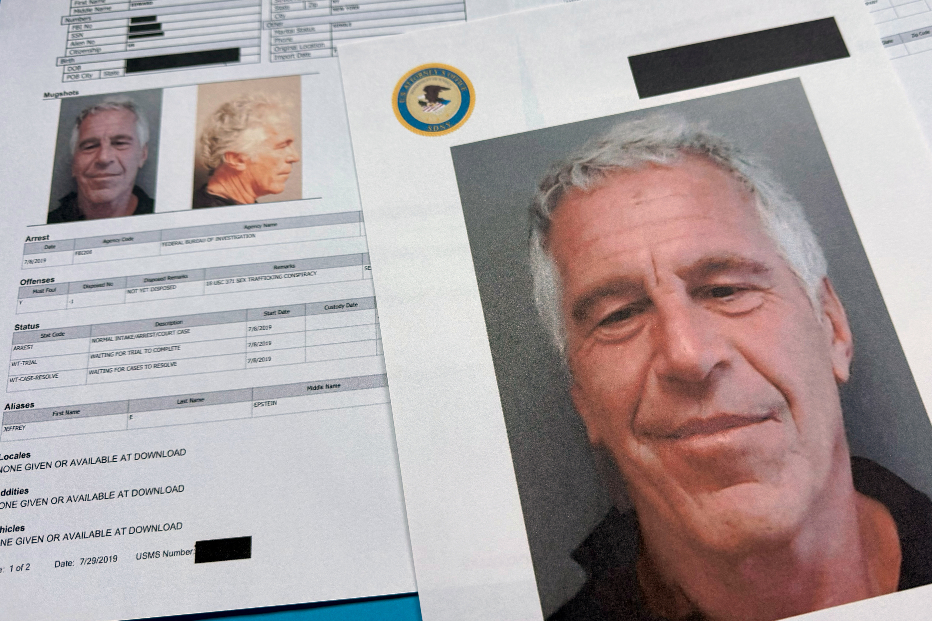 Foto tomada el 2 de enero del 2026 de documentos que el Departamento de Justicia publicó sobre Jeffrey Epstein.