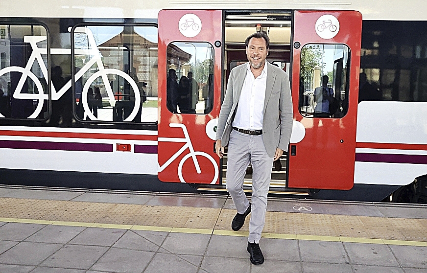 El ministro de Transportes, �scar Puente, en uno de los trenes de Cercan�as.