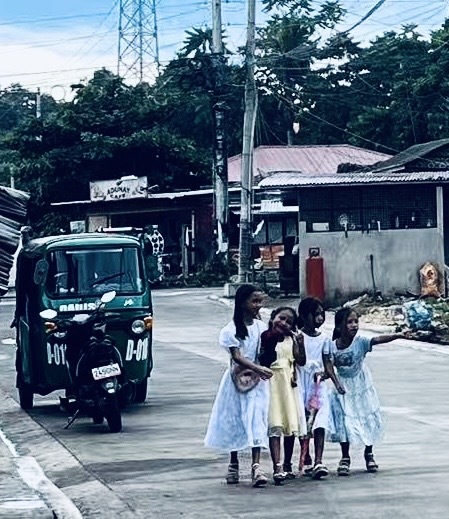 Niñas de la isla de Bohol se dirigen a la iglesia el sábado por la tarde.