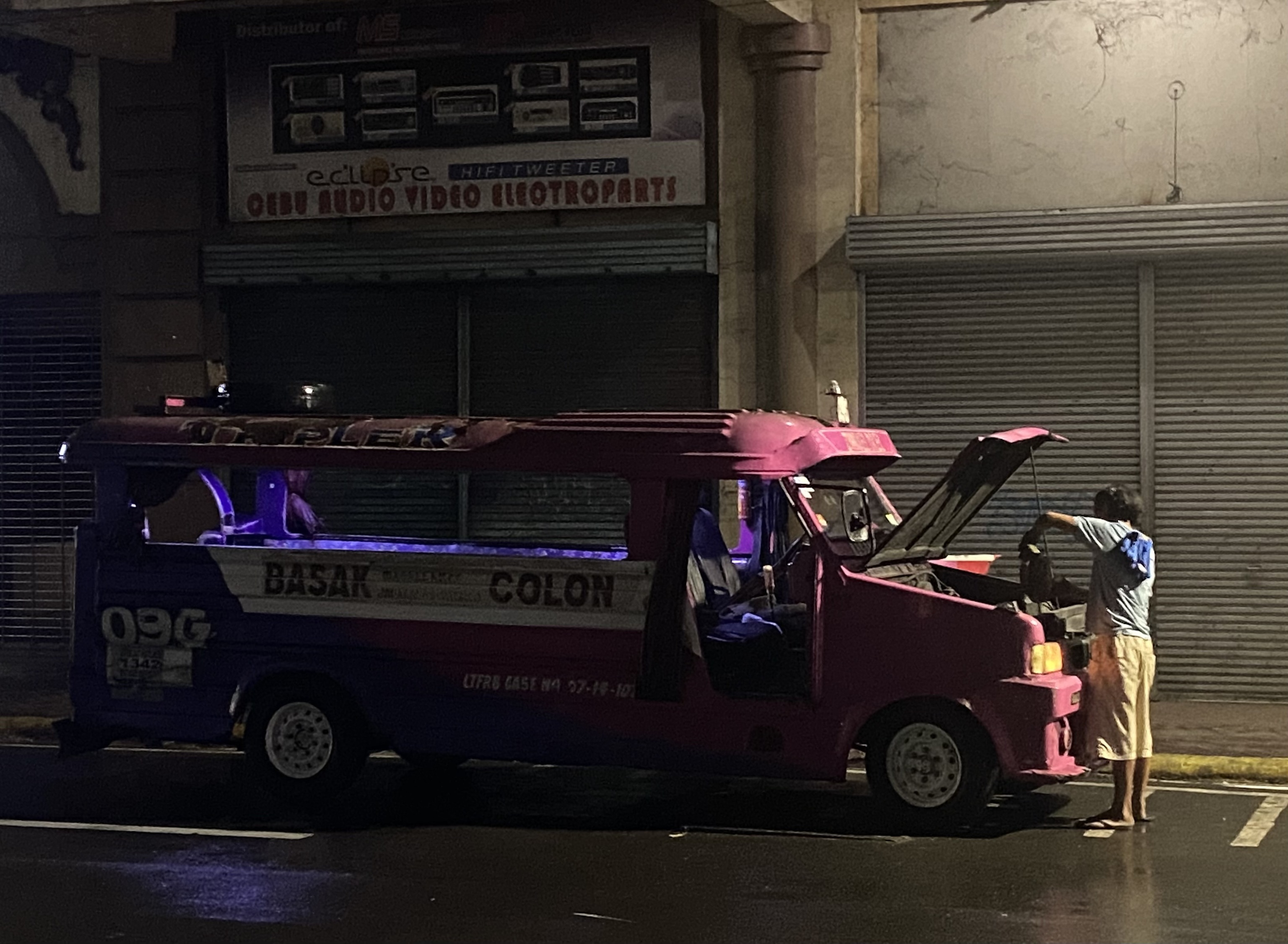 Manny Jefferson, conductor de jeepney, arreglando su vehículo tras terminar la jornada .