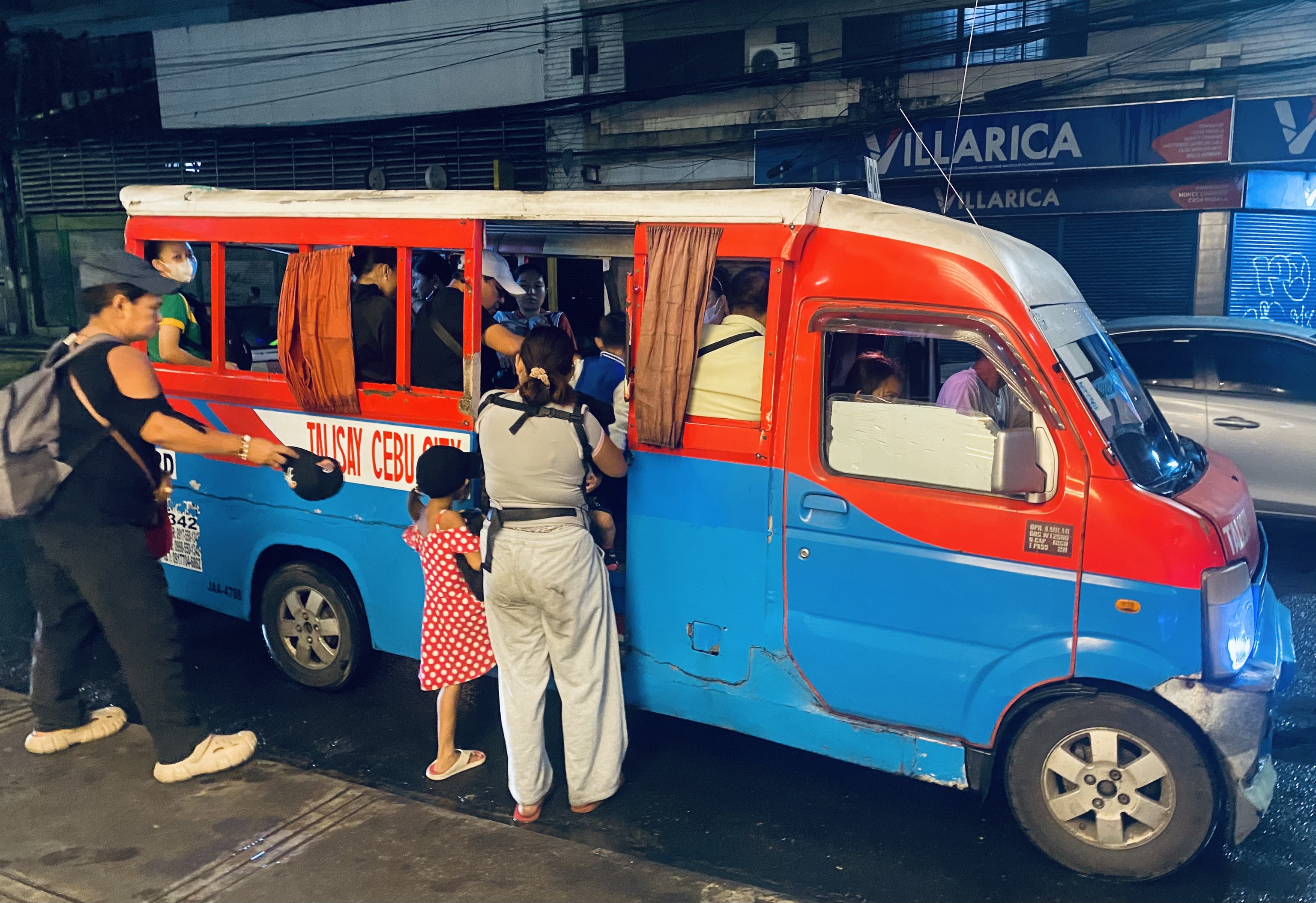 Un 'jeepney' recogiendo a pasajeros en una calle del centro de Cebú.