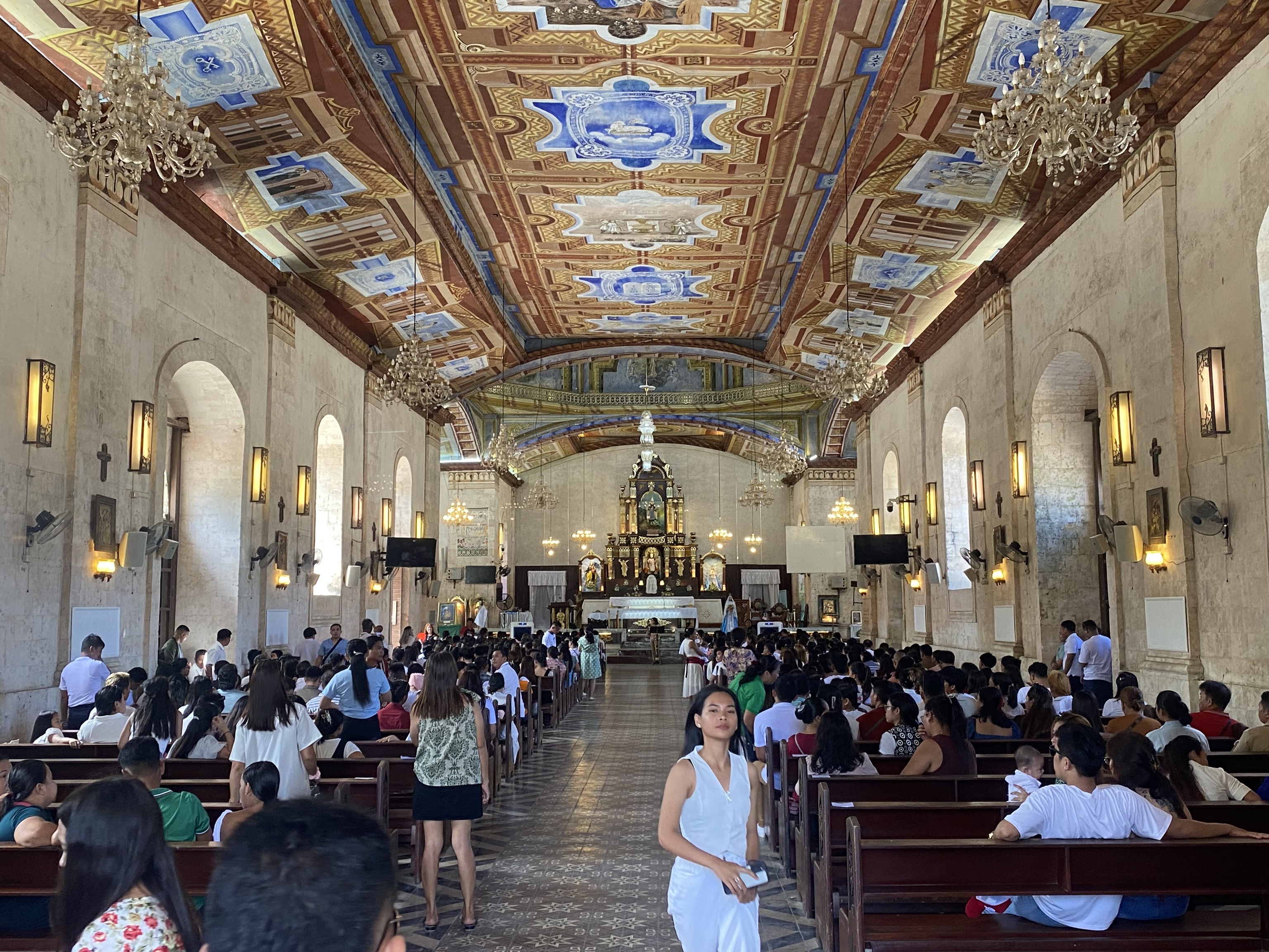 Iglesia llena en Cebú durante las fiestas del Día de los Trabajadores