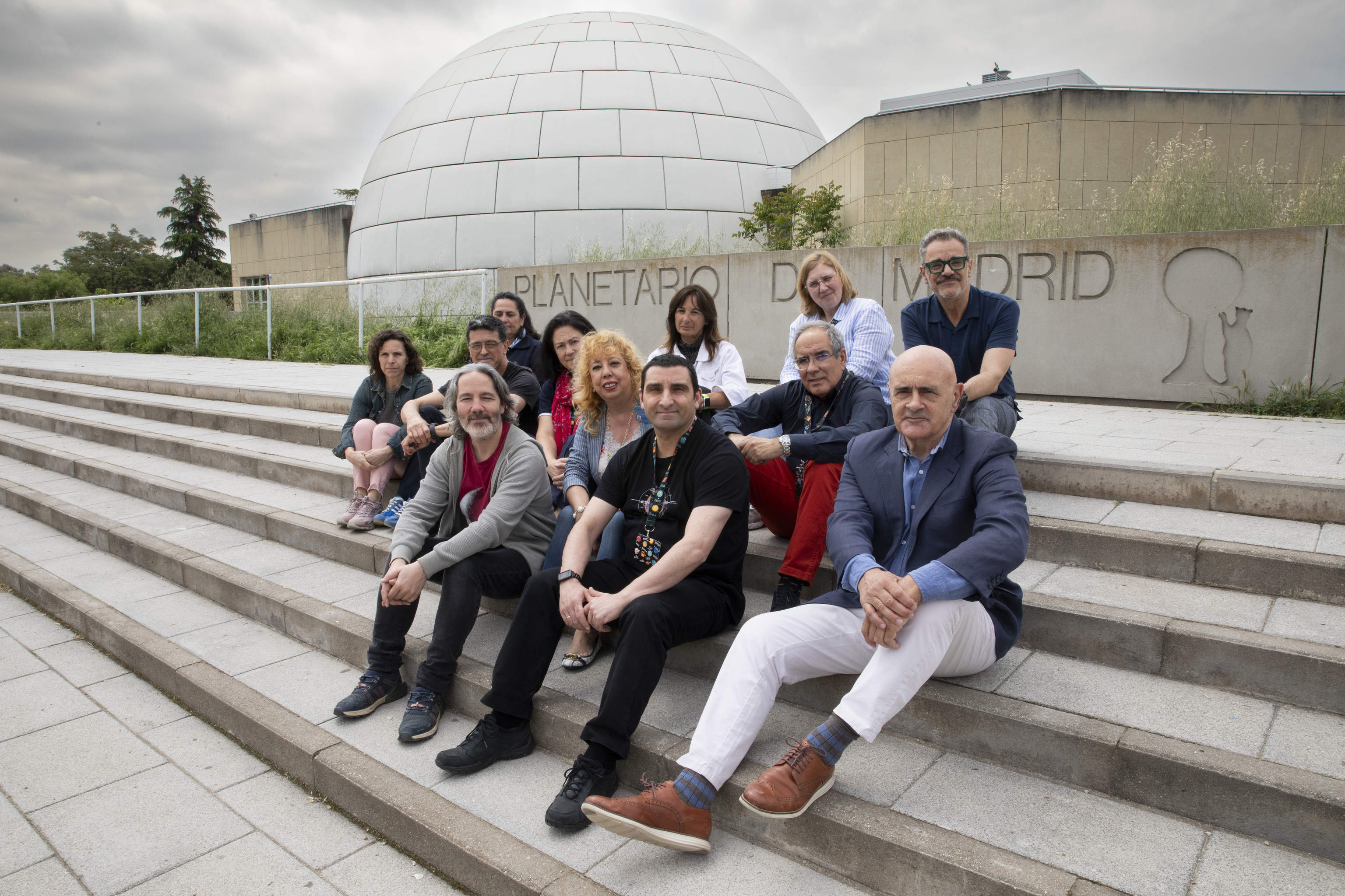 Parte de la plantilla del Planetario, a las puertas del centro.