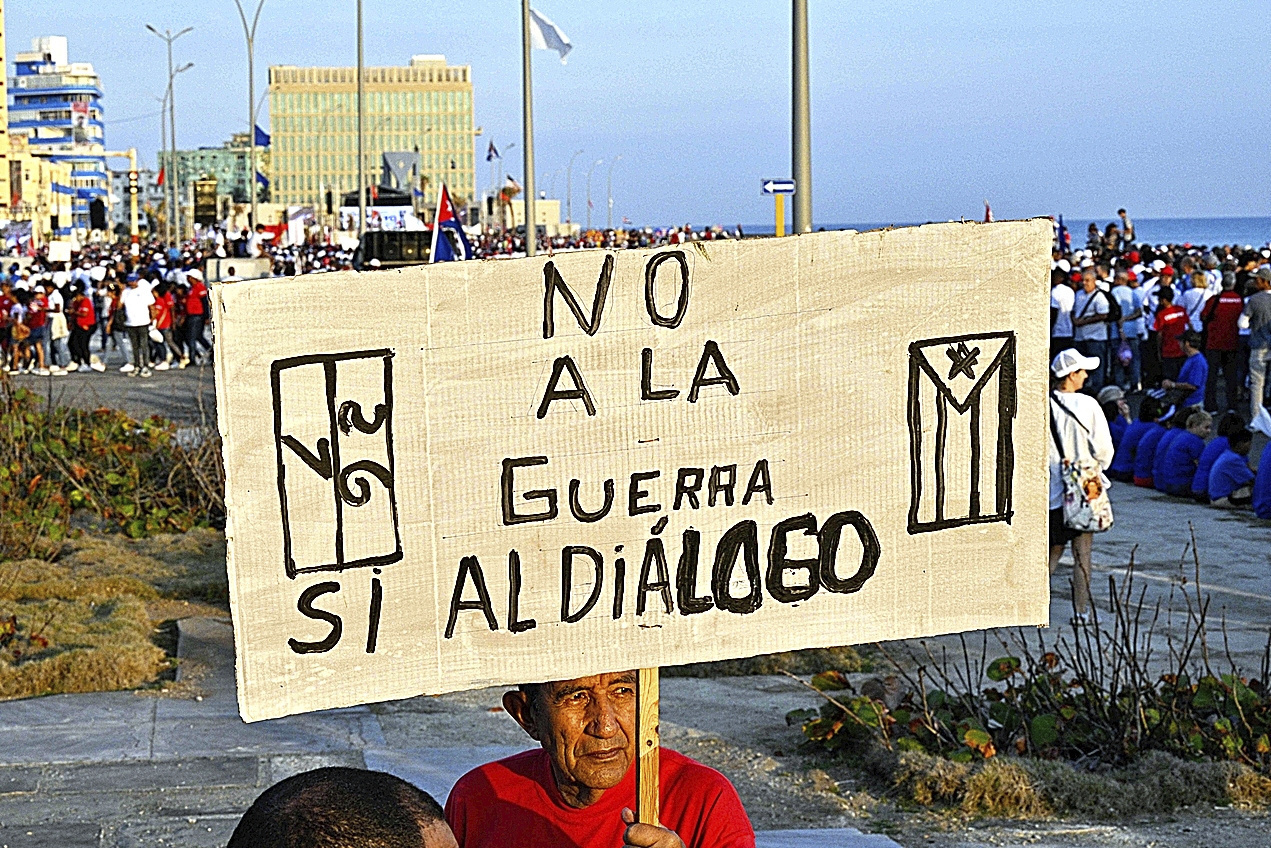 Un hombre sostiene un cartel en el que se lee "No a la guerra, sí al diálogo", el pasado viernes, frente a la embajada de EEUU en la Habana.