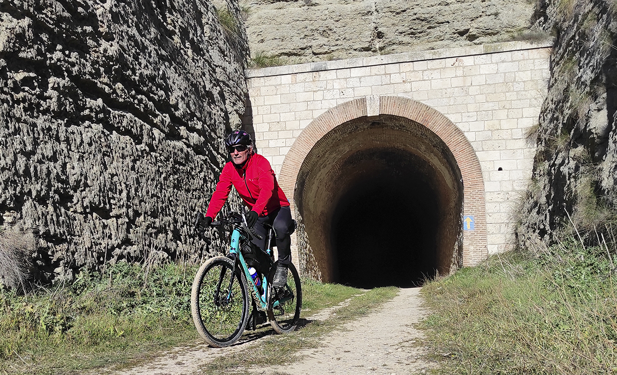 Un ciclista recorre la V�a Verde del Tren.