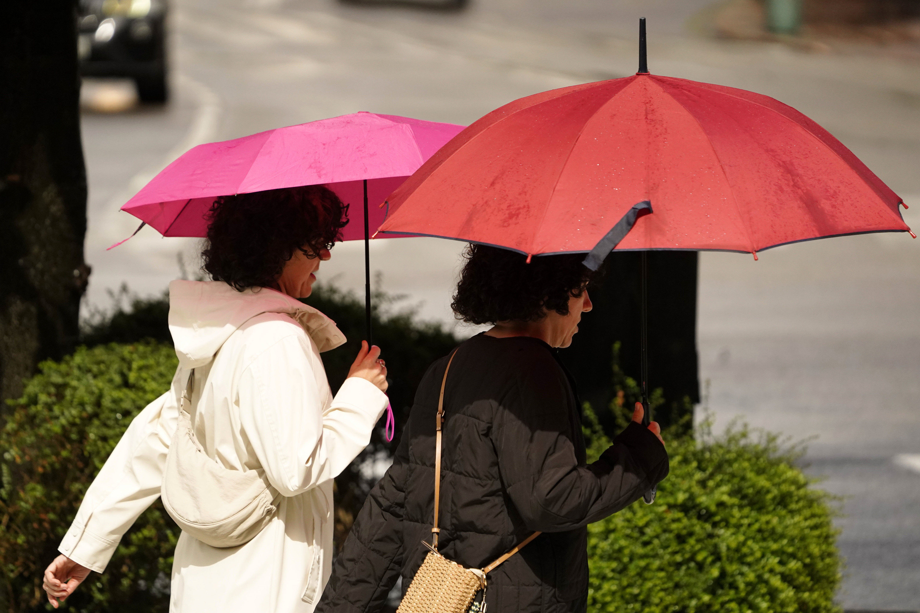 Dos mujeres se protegen de la lluvia en Oviedo