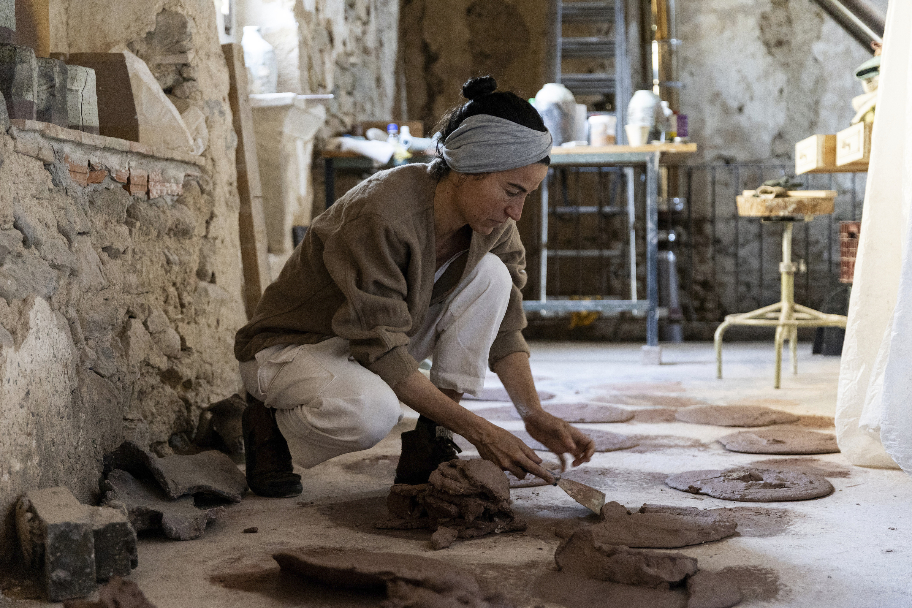 Caterina Roma trabaja en su taller de cerámica, dentro de una masía en Púbol (Girona)
