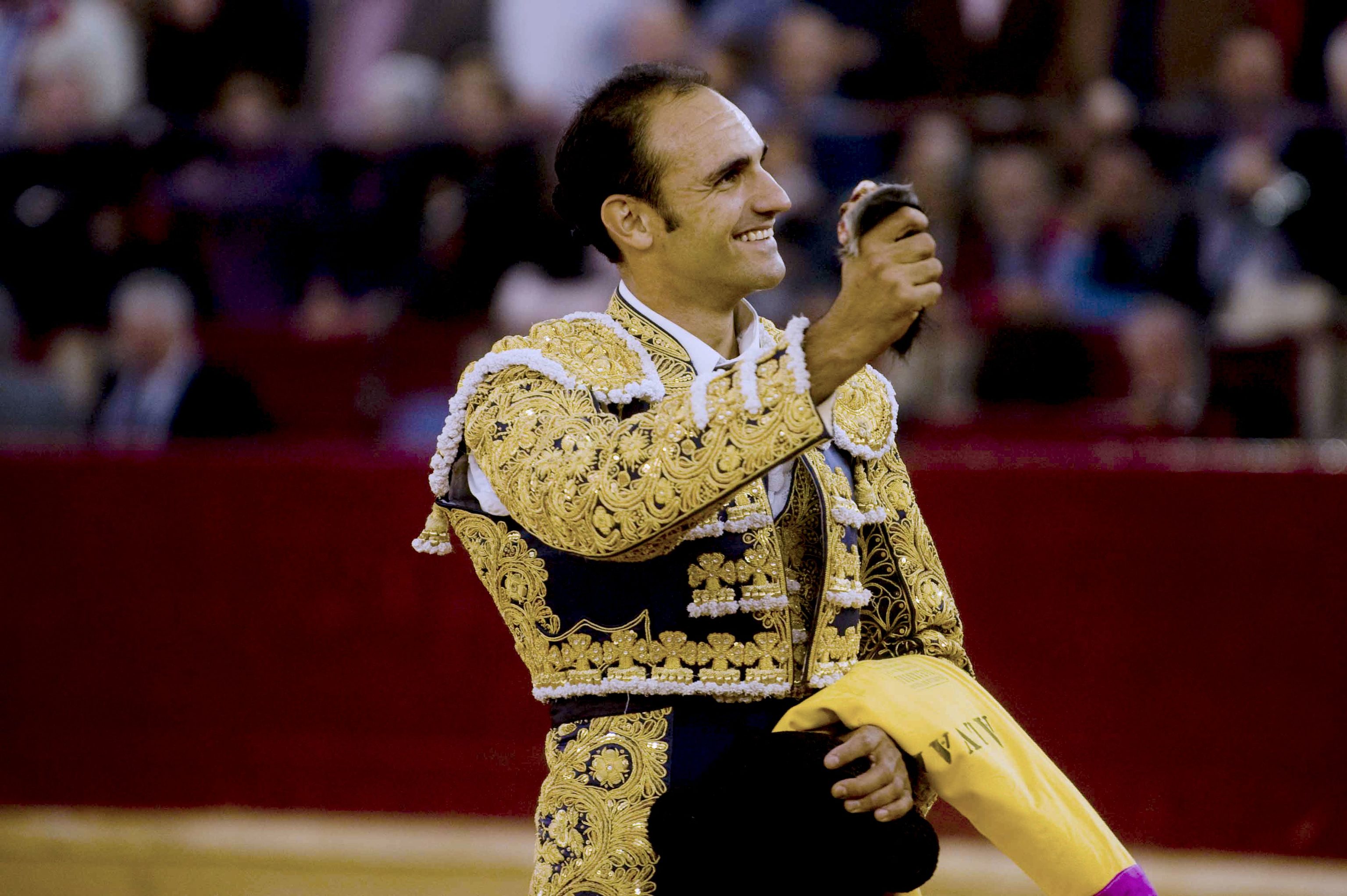 Alberto Álvarez, torero retirado, grave en la UCI tras caer en una trituradora de pienso en su ganadería de Ejea de los Caballeros — image 4