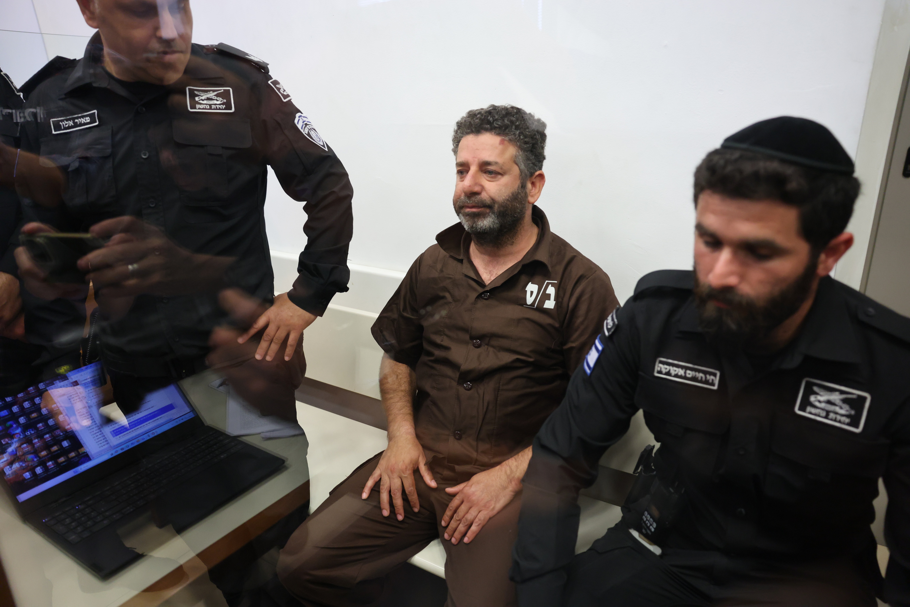 Saif Abukeshek, en el tribunal isareli custodiado por dos polic�as.