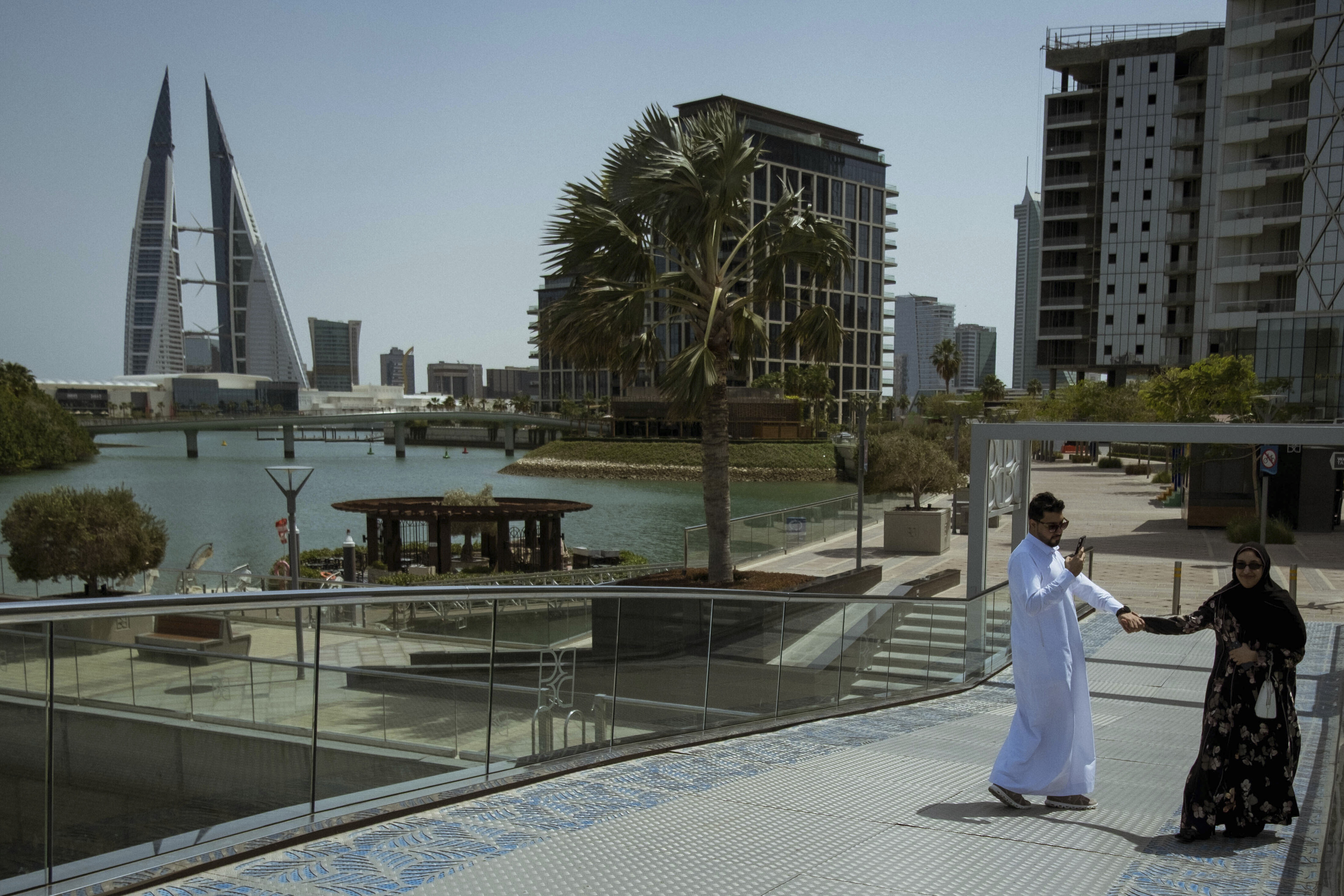 Un hombre le hace una foto a su pareja, en Bahrein.