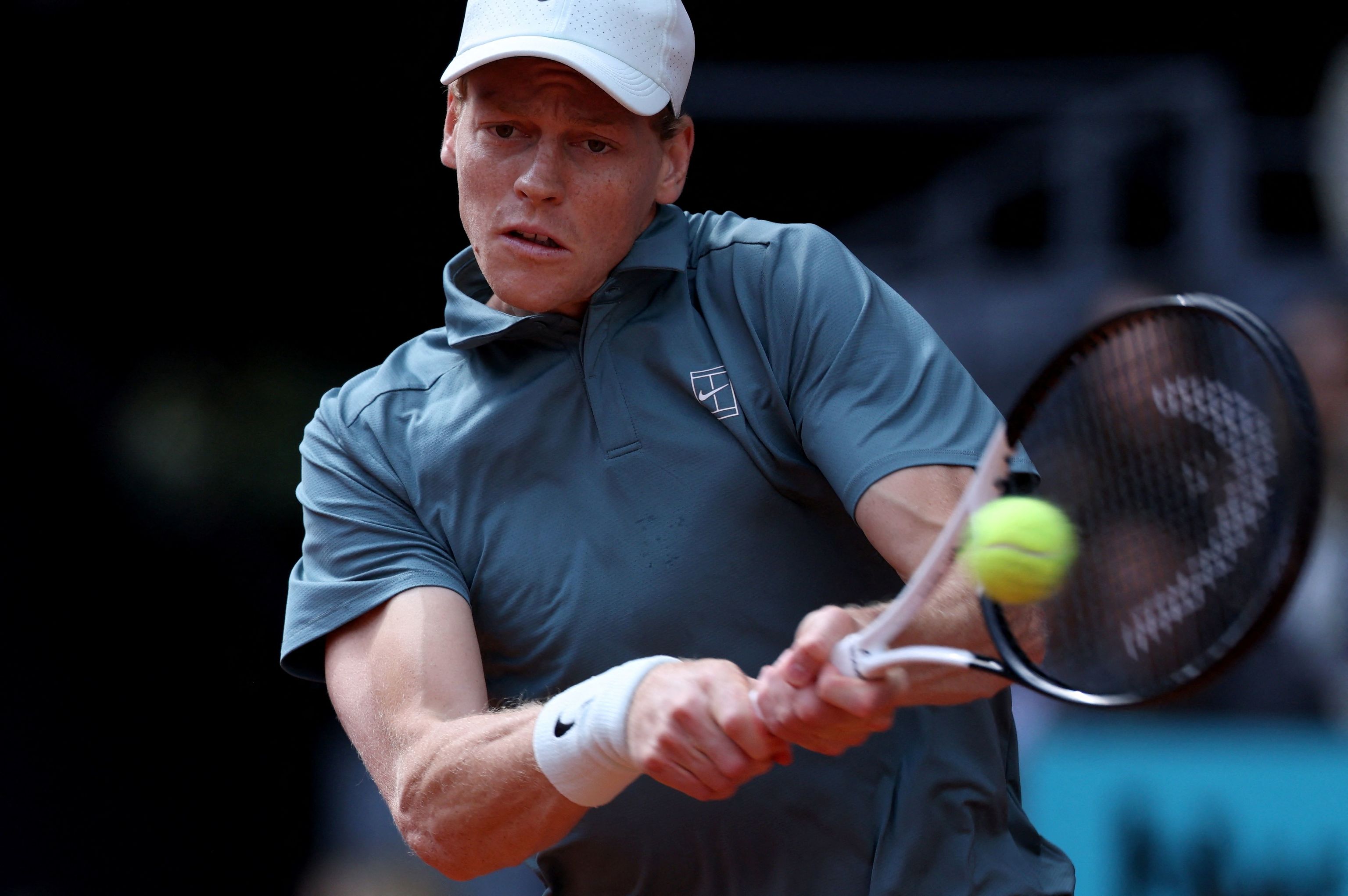 Sinner golpea un rev�s ante Zverev.
