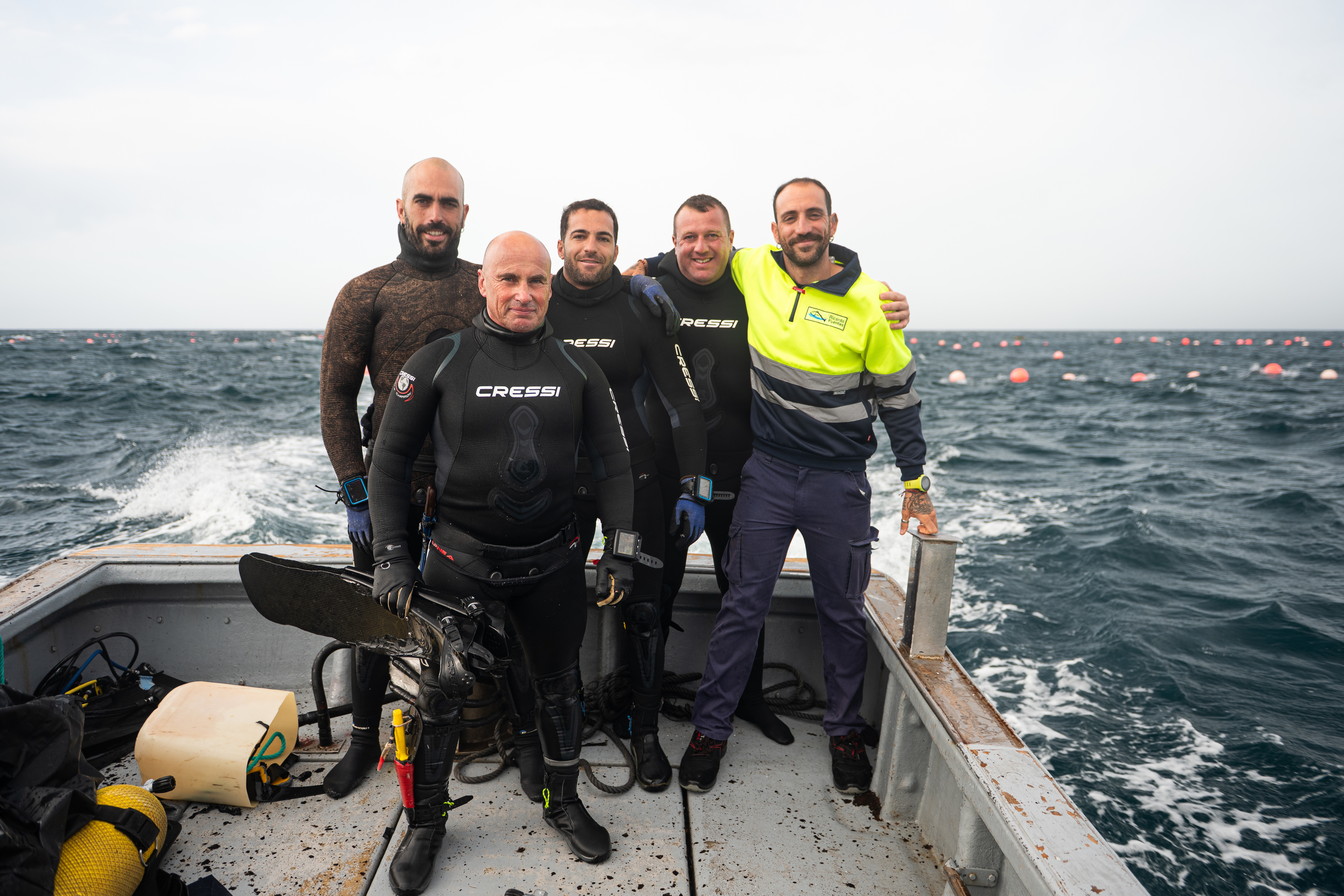 Antonio P., Juan Diego, Pablo, Antonio V. y Mario, en la cubierta del Mariví