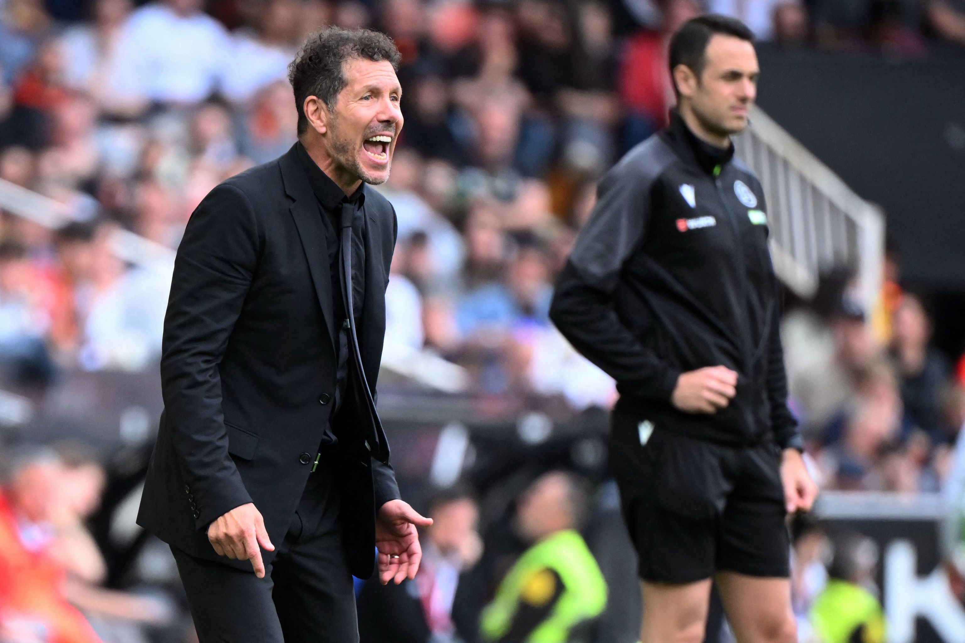 Simeone da instrucciones desde la banda.