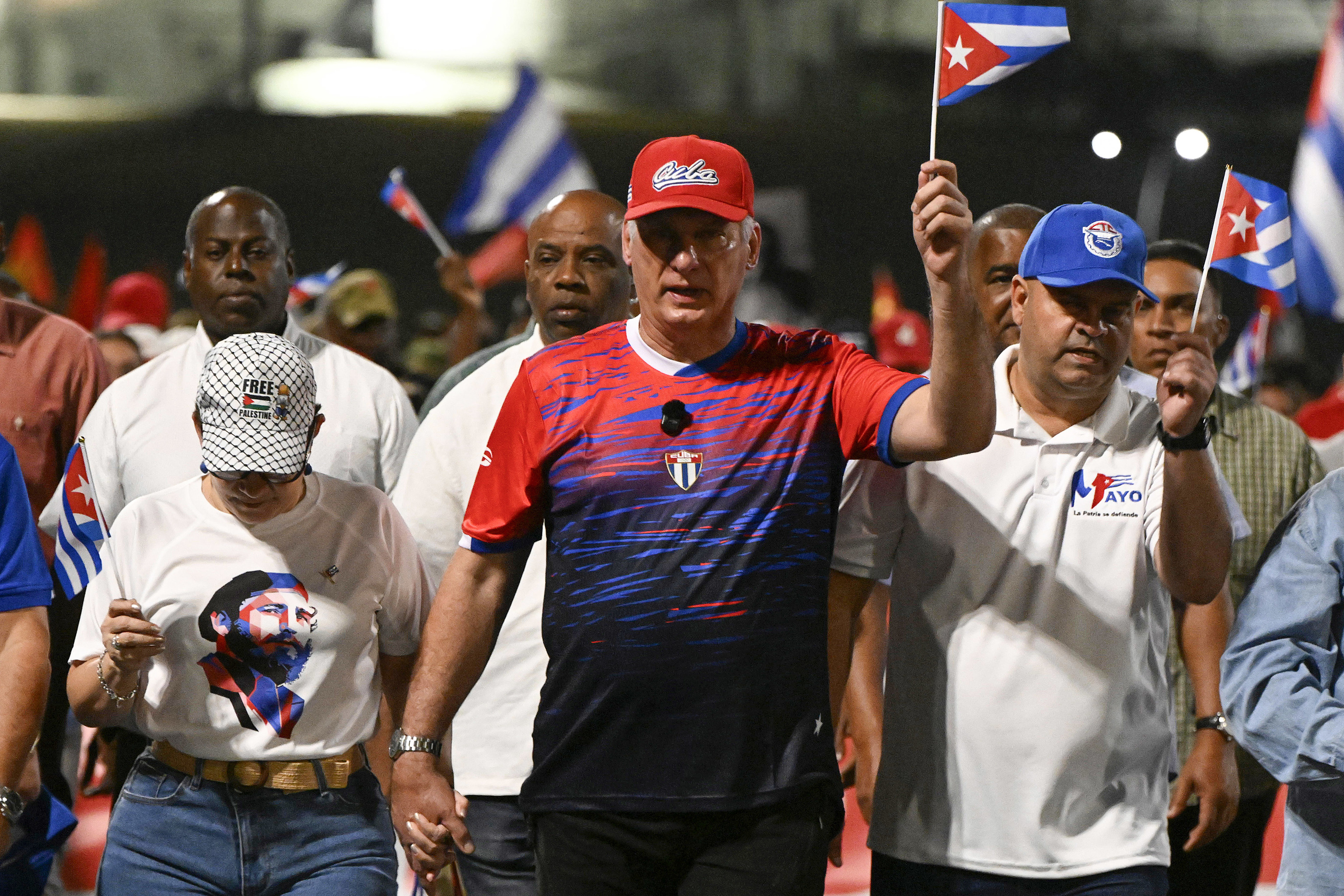 El presidente de Cuba, Miguel Diaz-Canel, participa en la conmemoraci�n del D�a Internacional del Trabajo en La Habana, el viernes.