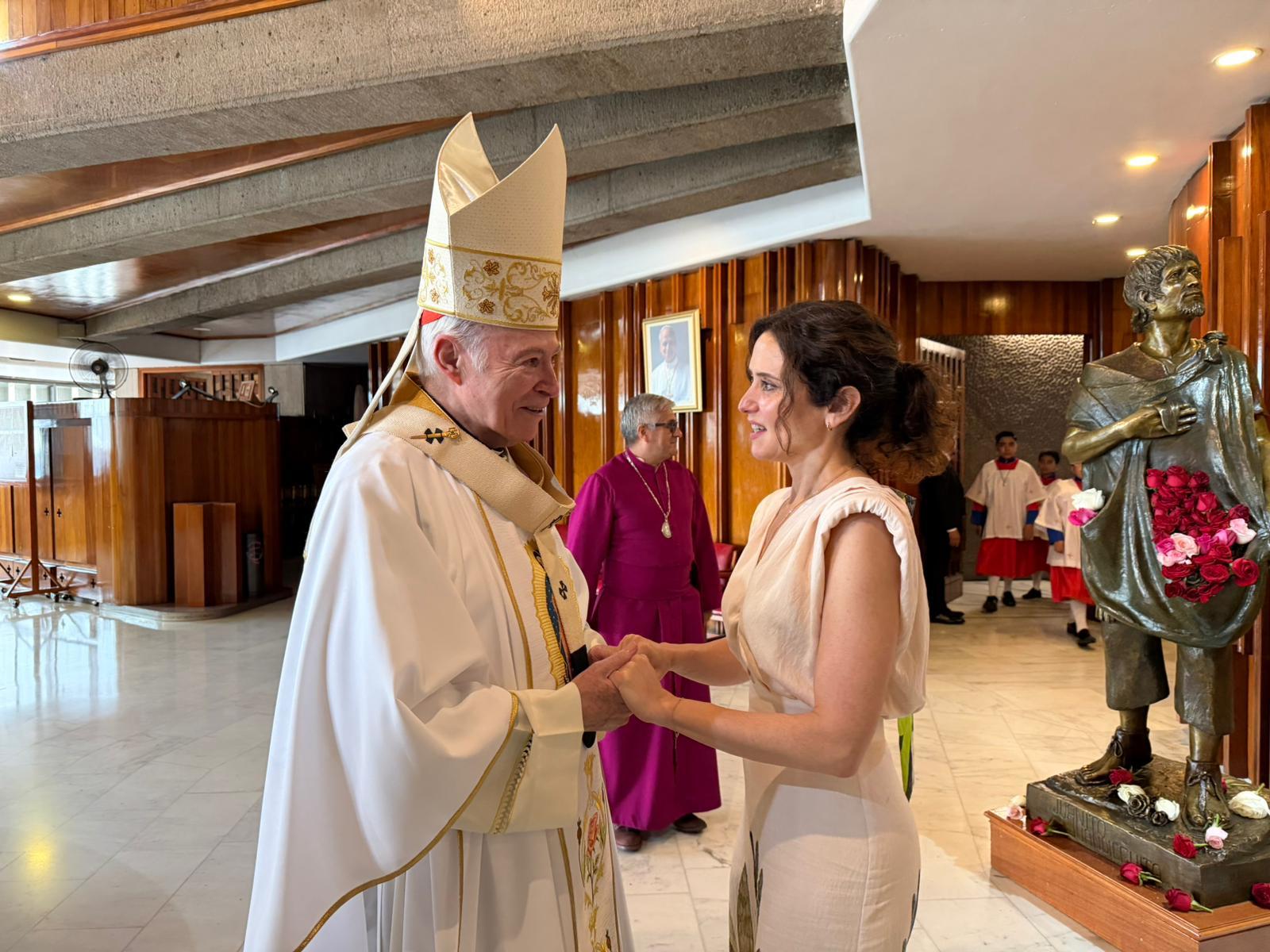 Ayuso saluda al cardenal arzobispo Carlos Aguiar, ayer en la Bas�lica de Guadalupe, en Ciudad de M�xico.