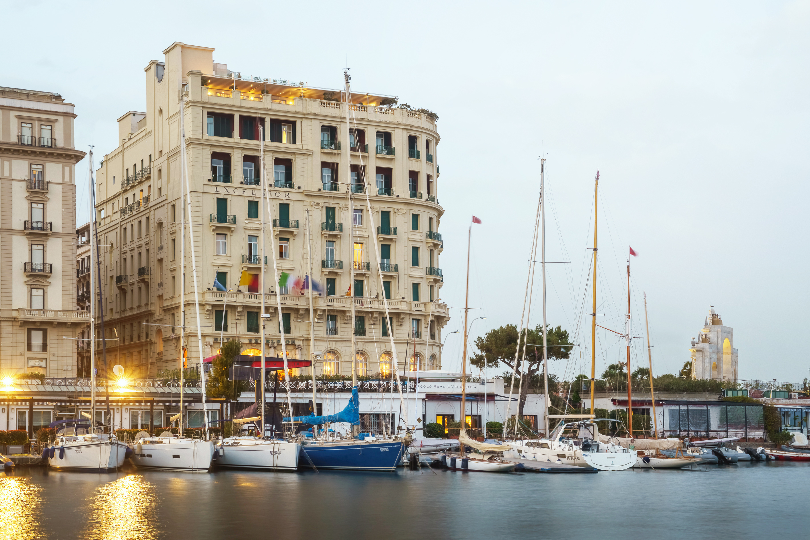 Embarcaciones atracadas frente al hotel Excelsior Eurostars.