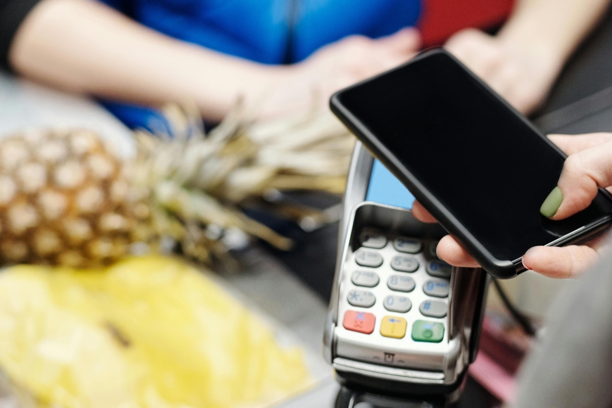Una persona pagando con un tel�fono m�vil.