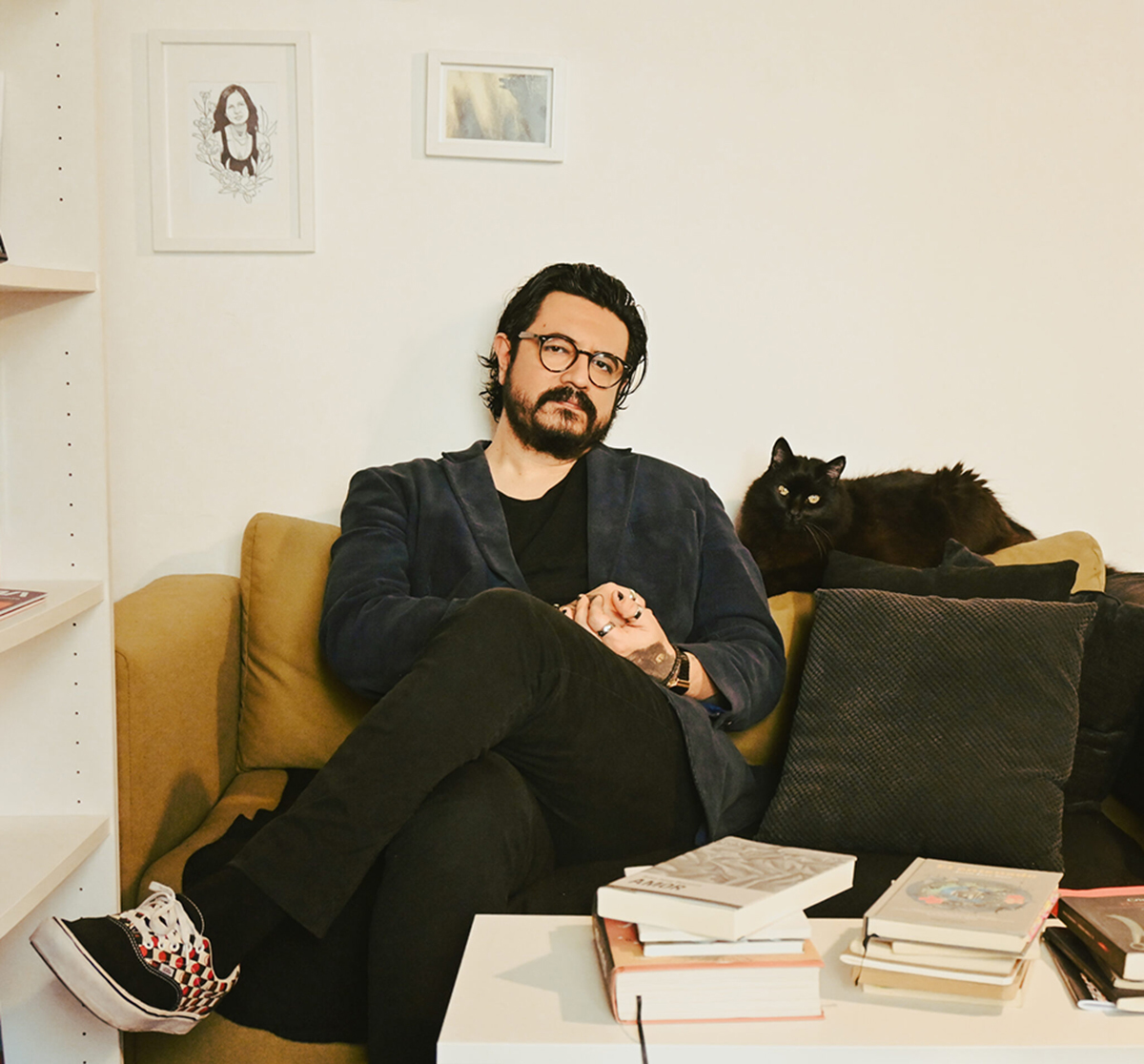 El escritor mexicano Eduardo Ruiz Sosa en su casa de Barcelona, donde reside desde hace años.