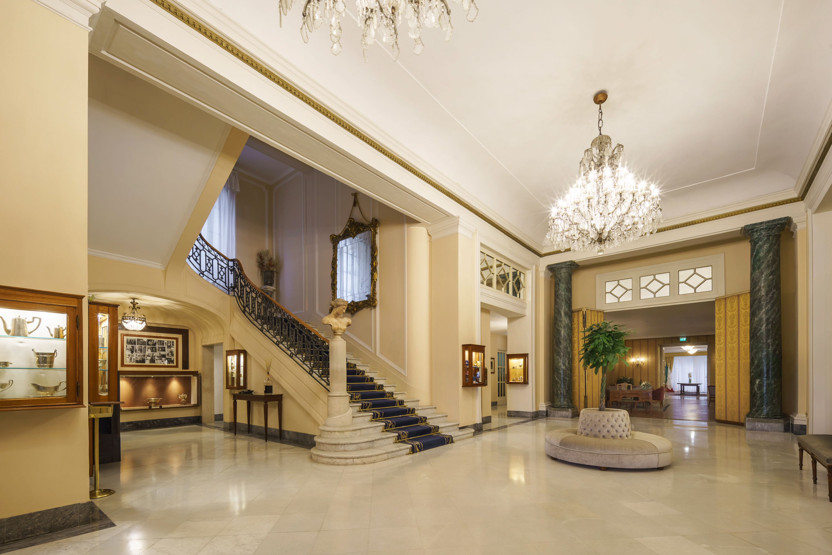 El lobby, con la caracter�stica escalera principal.