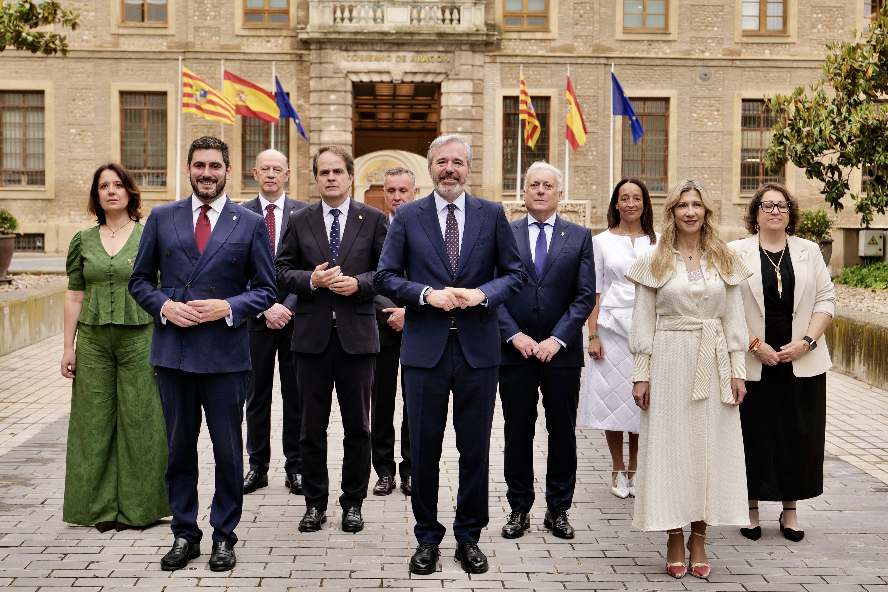 Jorge Azc�n, presidente de Arag�n, junto a su nuevo equipo de Gobierno