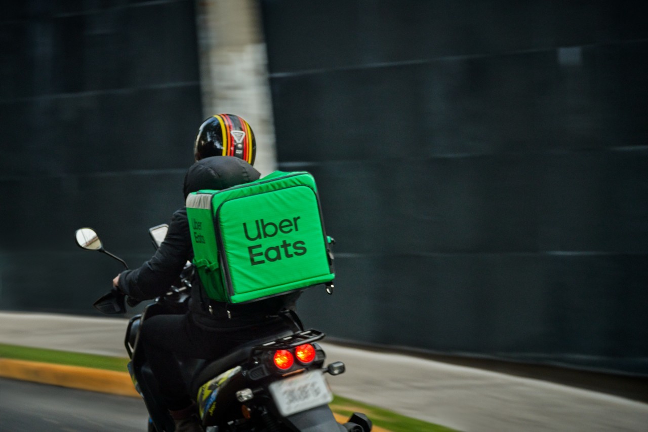 Un 'rider' de Uber Eats durante un reparto.