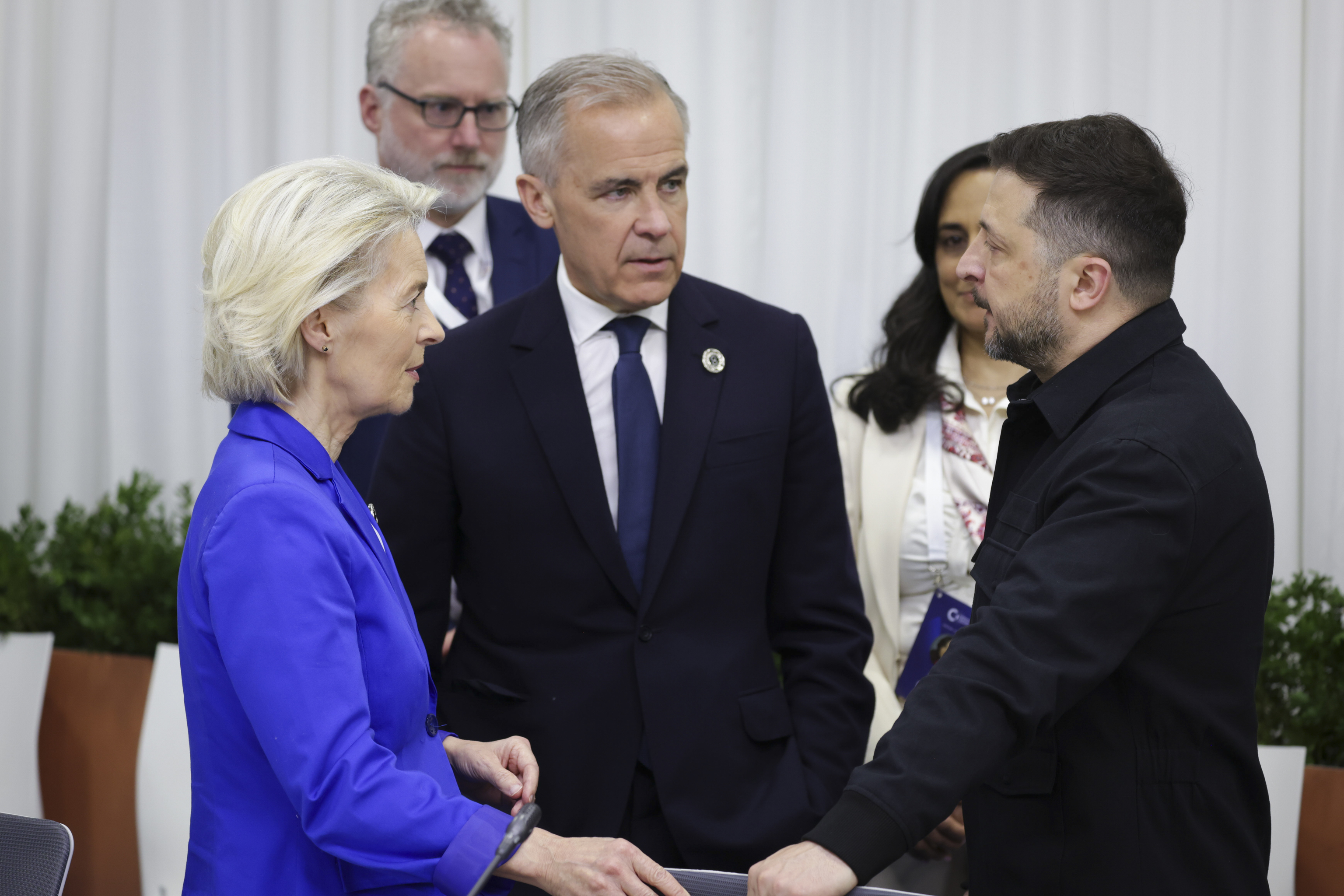 La presidenta de la Comisi�n, Ursula von der Leyen, el primer ministro de Canad�, Mark Carney, y el presidente ucraniano, Volod�mir Zelenski.