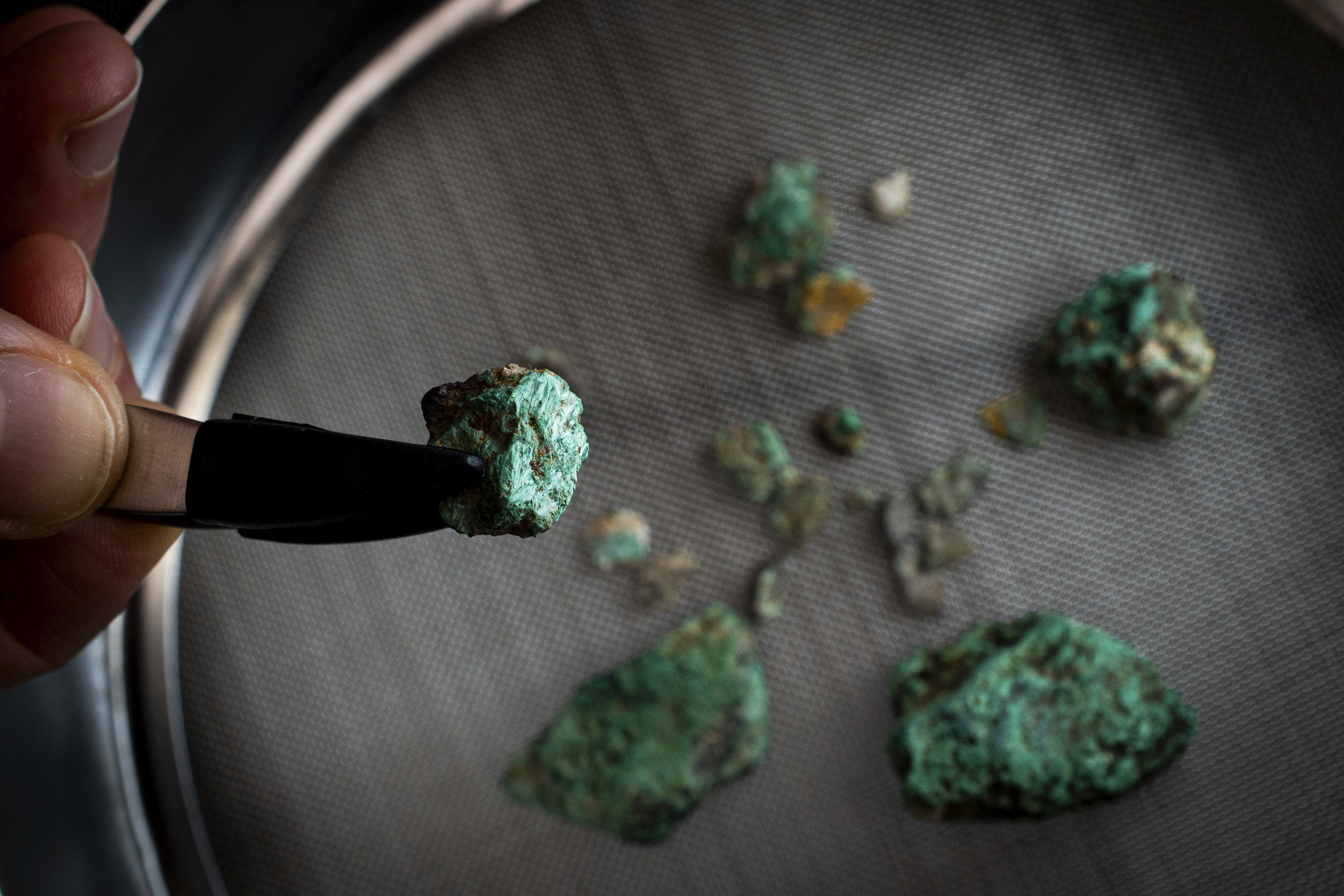 Fragmentos de malaquita, un mineral rico en cobre, recuperado durante las excavaciones.