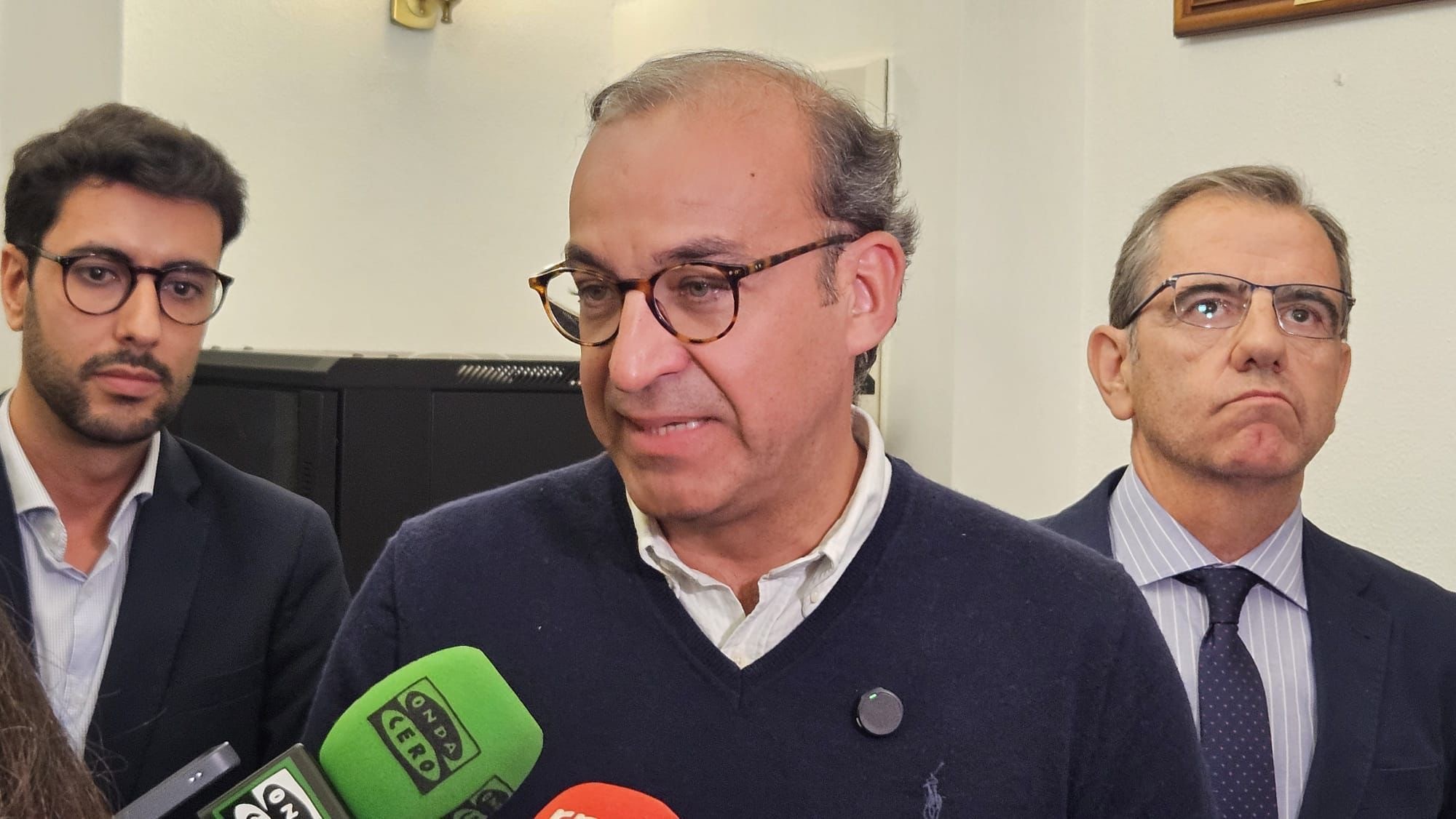Rafael Mateos, alcalde de C�ceres, junto al concejal de Econom�a y el portavoz de Vox en C�ceres | Ayuntamiento