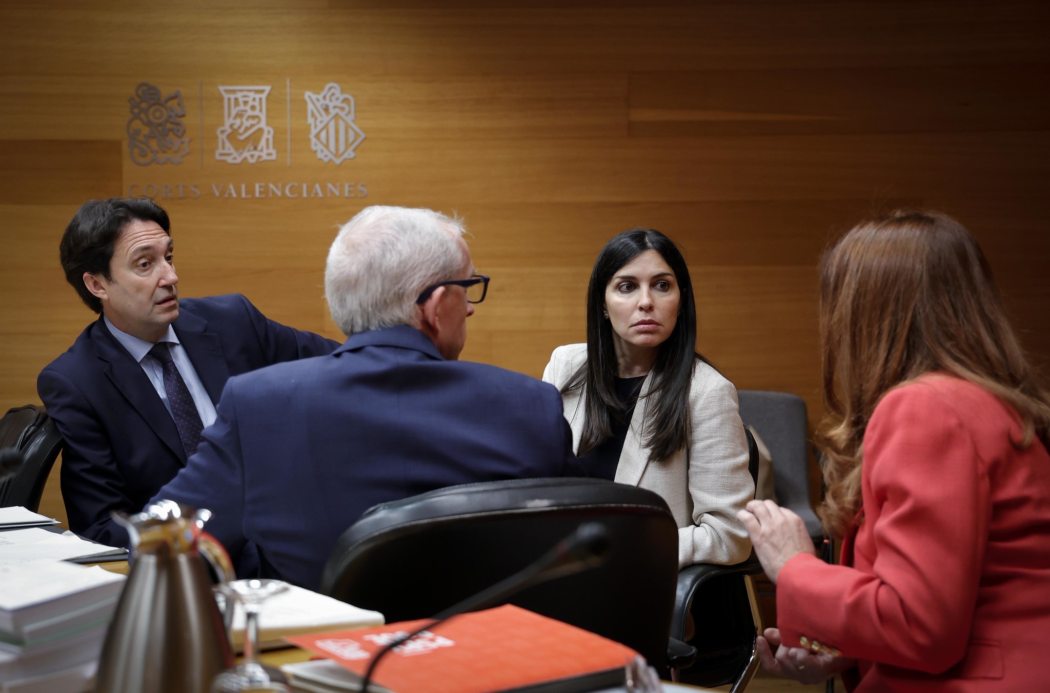 La mesa de la comisi�n de investigaci�n, presidida por Vox.