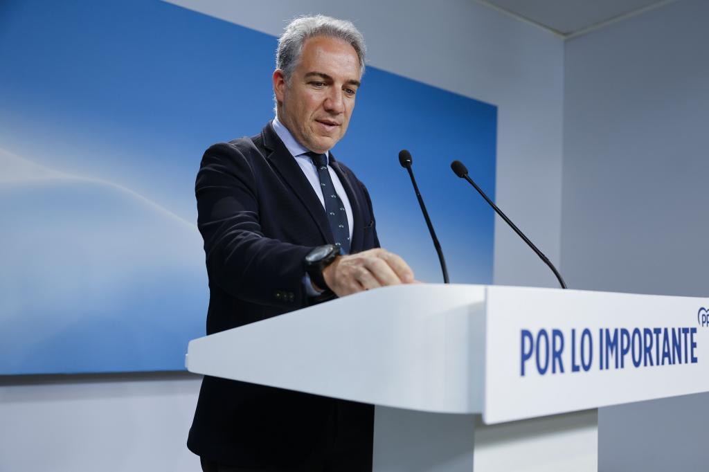 Elías Bendodo, vicesecretario nacional del PP, este lunes, en rueda de prensa.