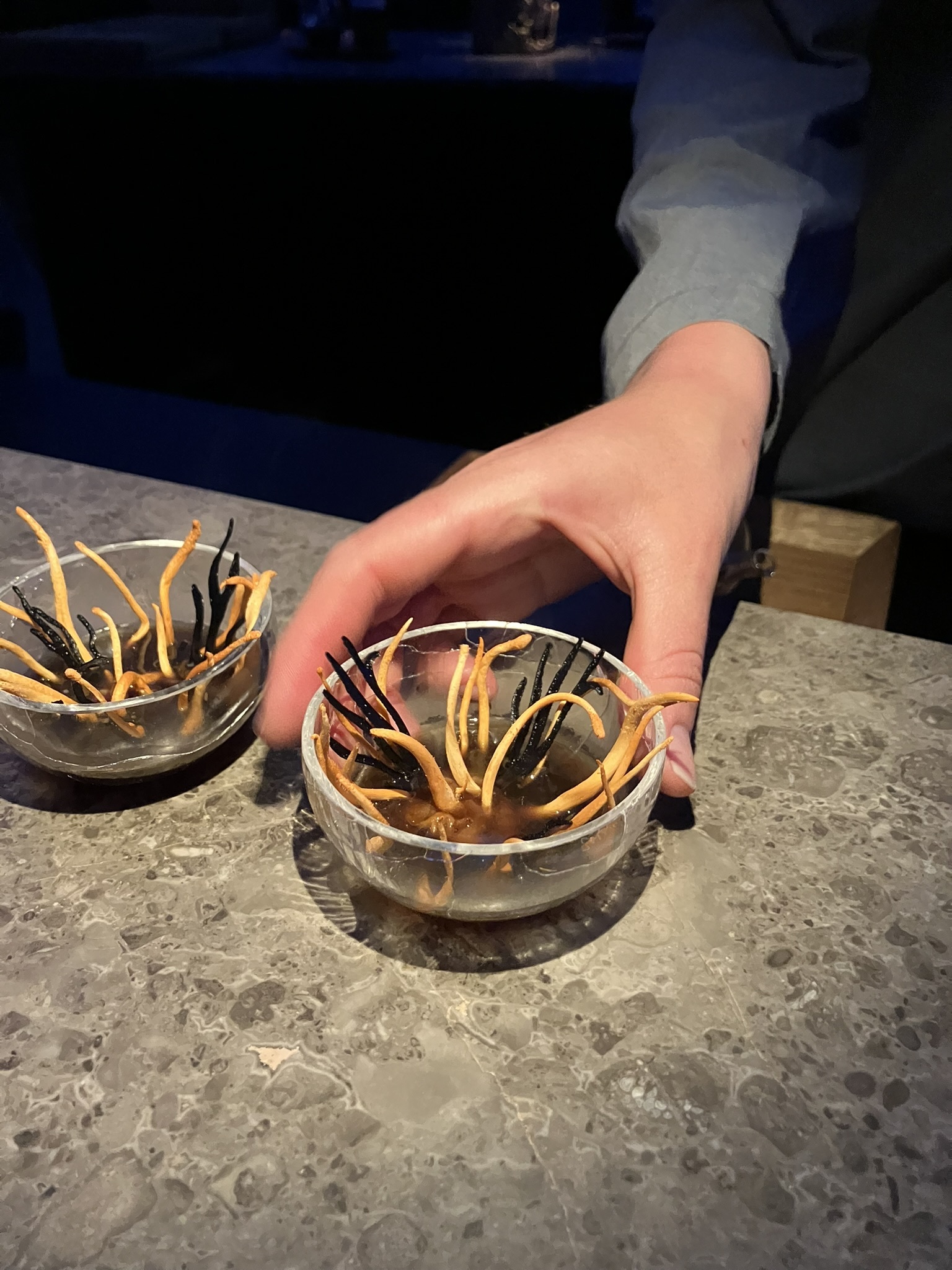 Setas cultivadas en las cáscaras de huevos que se usan en el restaurante.