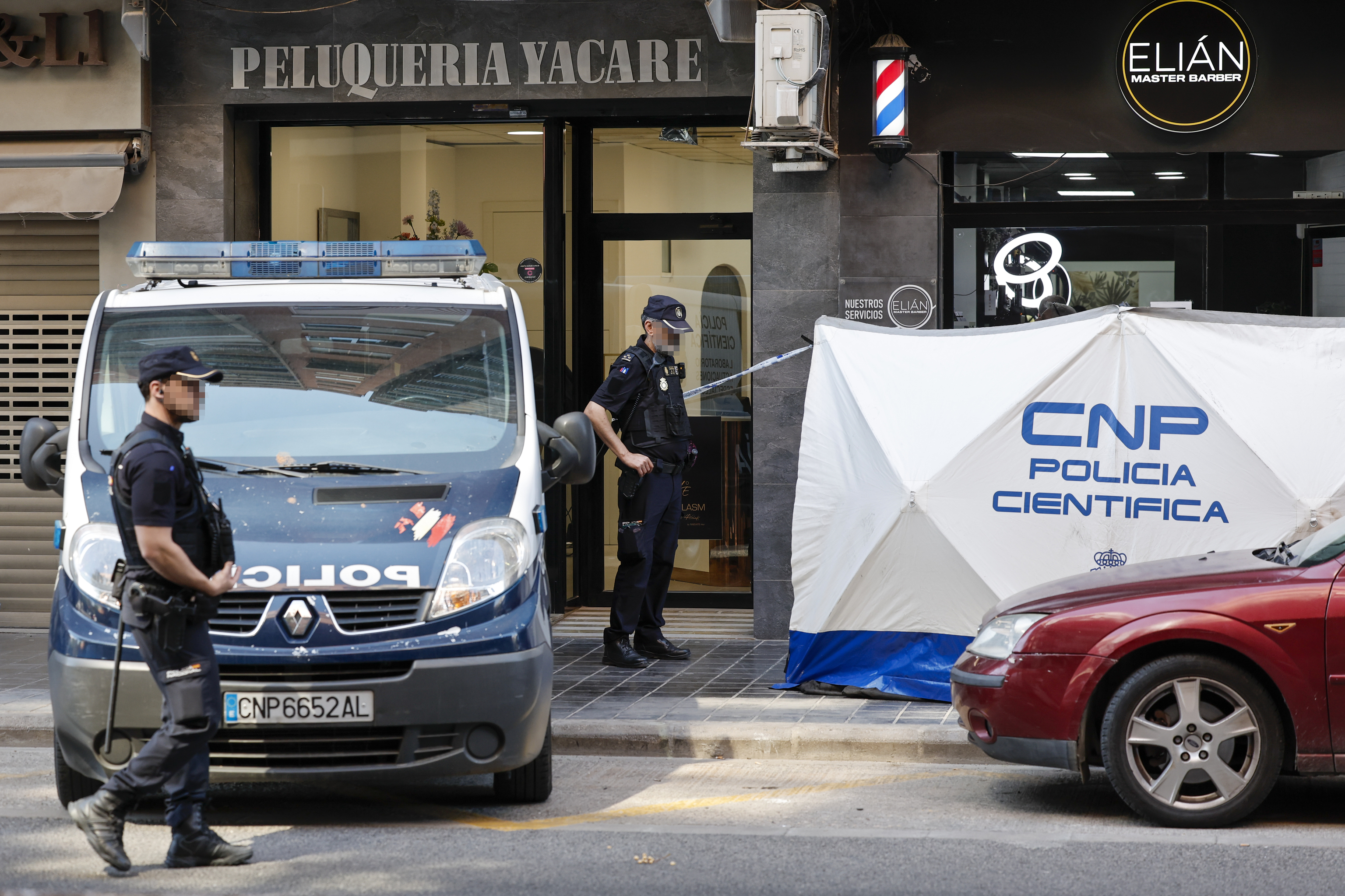 Cord�n policial ante la peluquer�a Eli�n, donde se cometi� el crimen.