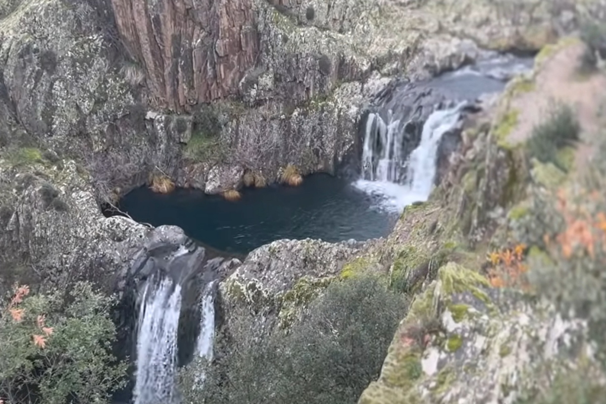 Dos cascadas, pozas naturales y un paisaje negro único: el rincón de Guadalajara que enamora a todo el que lo visita