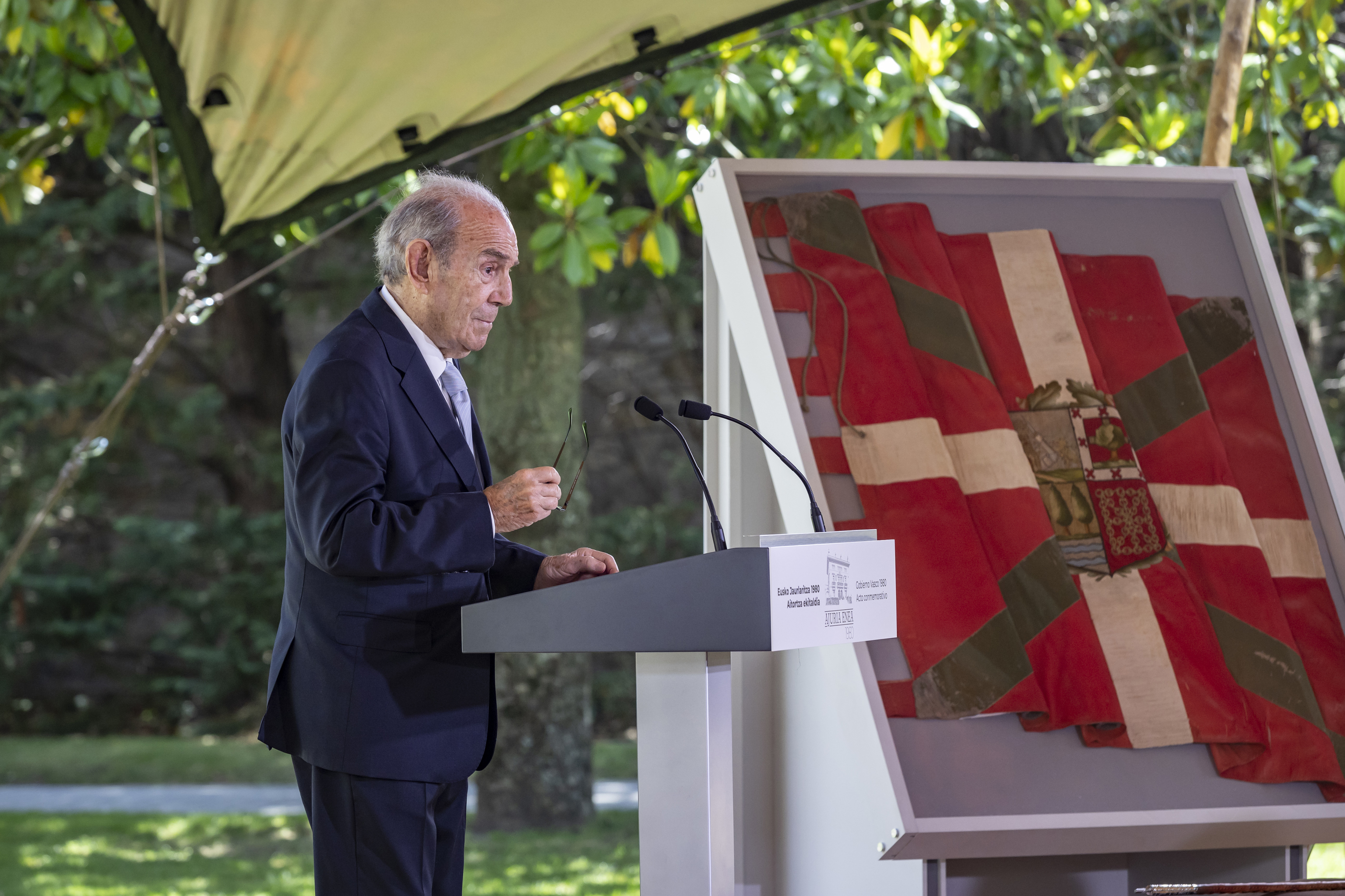 El 'lehendakari' Carlos Garaikoetxea durante el homenaje que recibió en el palacio de Ajuria Enea.