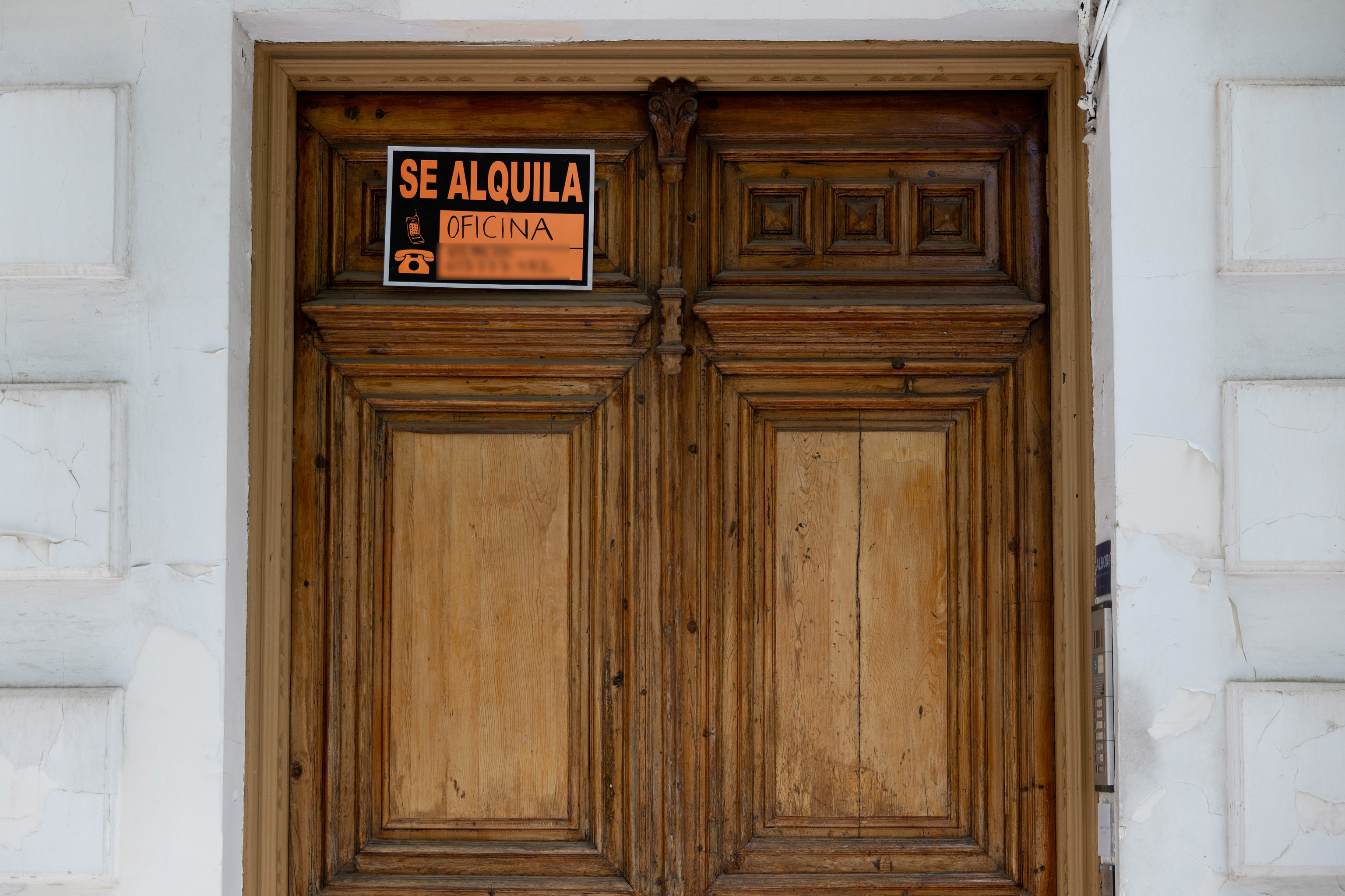 Un cartel de Se alquila en un piso de Madrid.