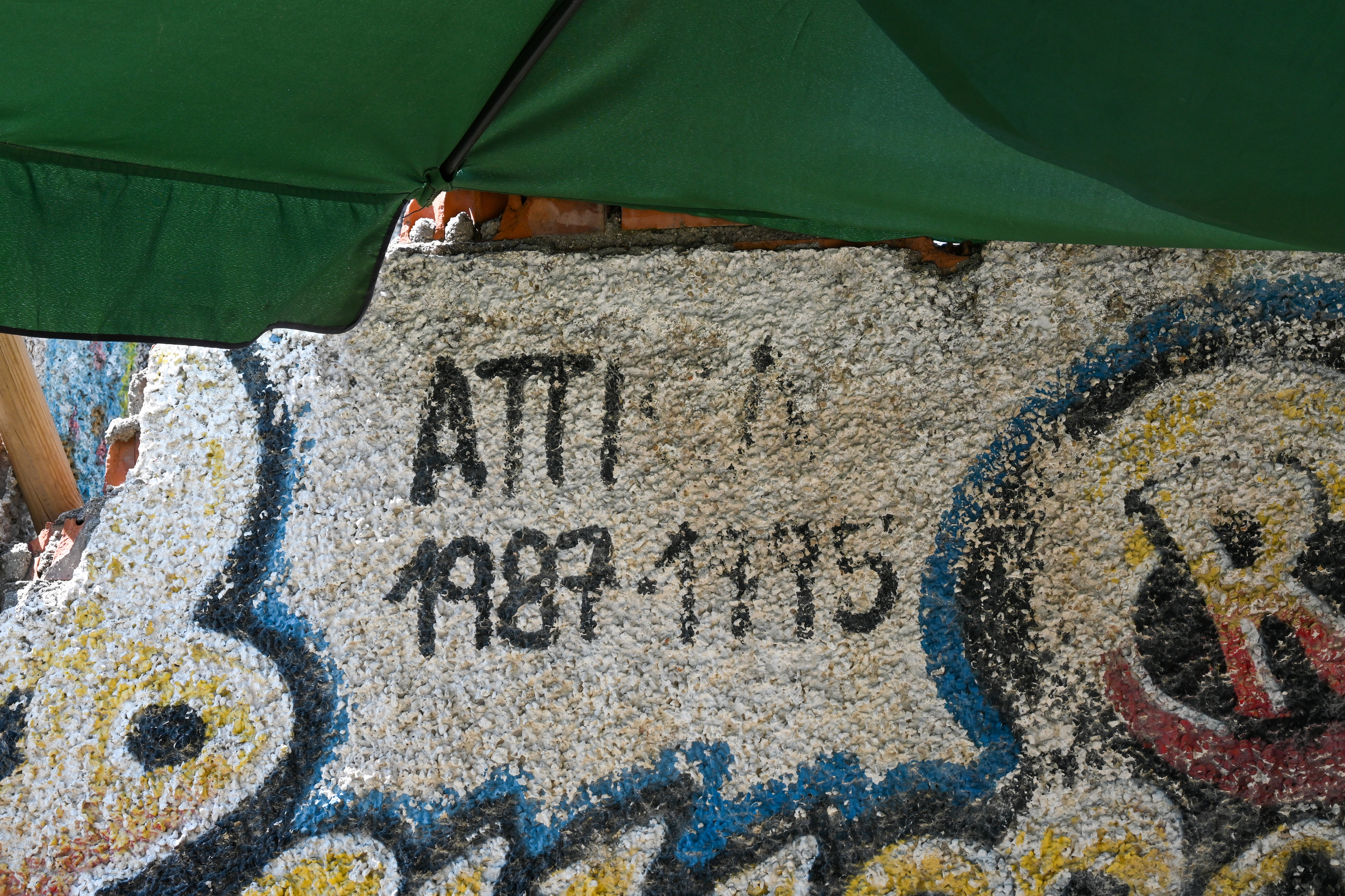 Las pintadas en recuerdo del templo de techno madrile�o