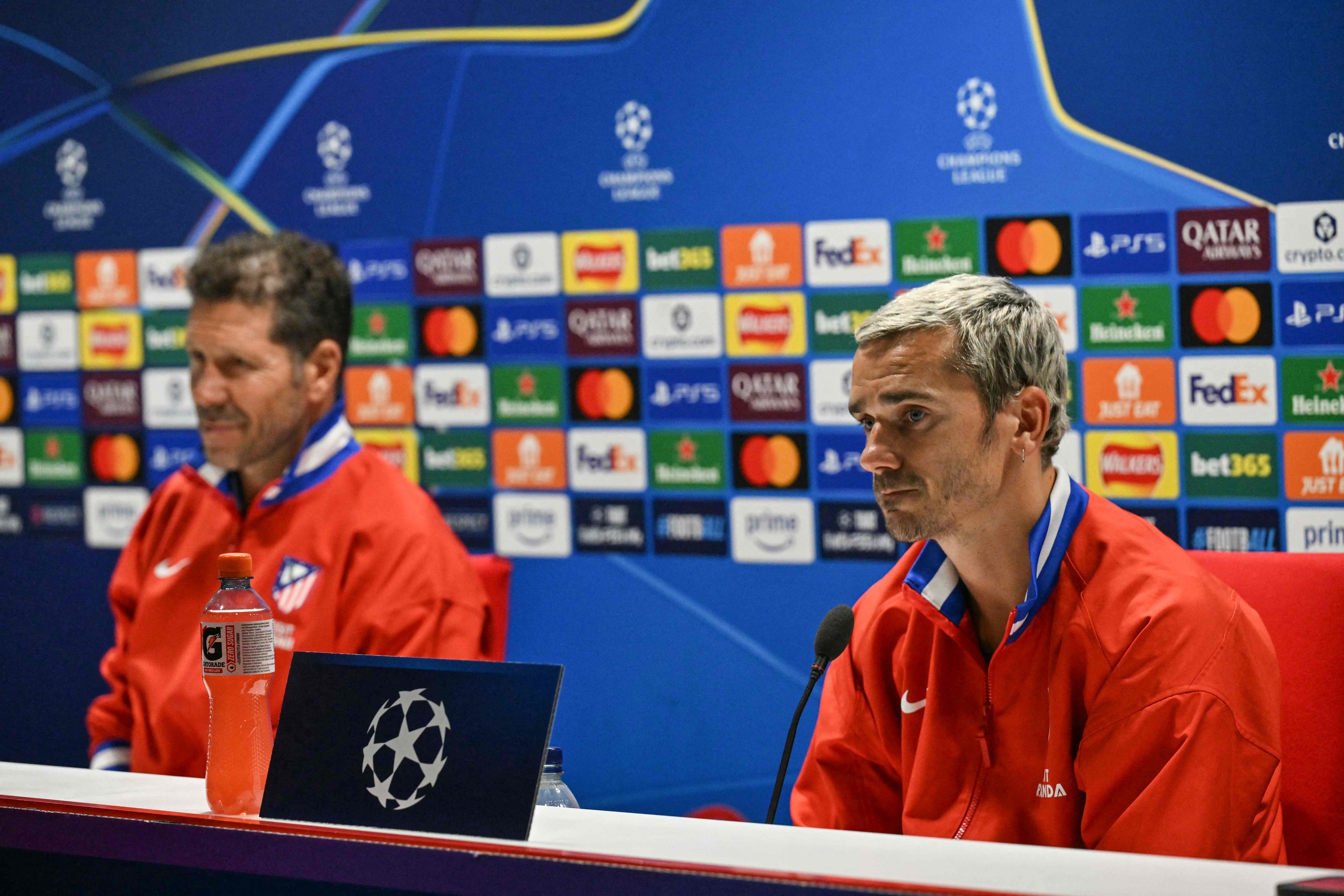 Smeone junto a Griezmann, en rueda de prensa.