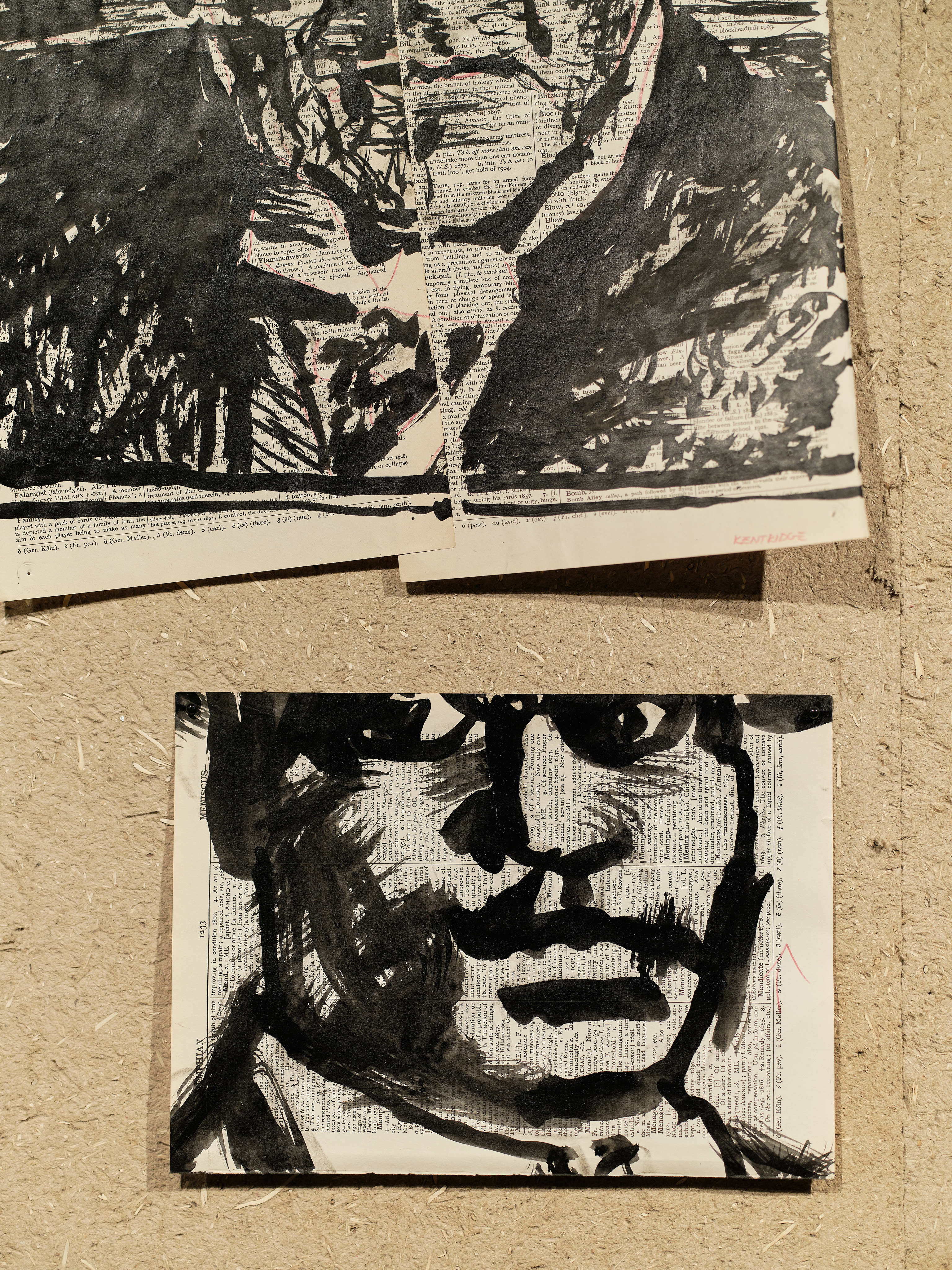 Uno de los reconocibles dibujos al carboncillo del artista sudafricano.