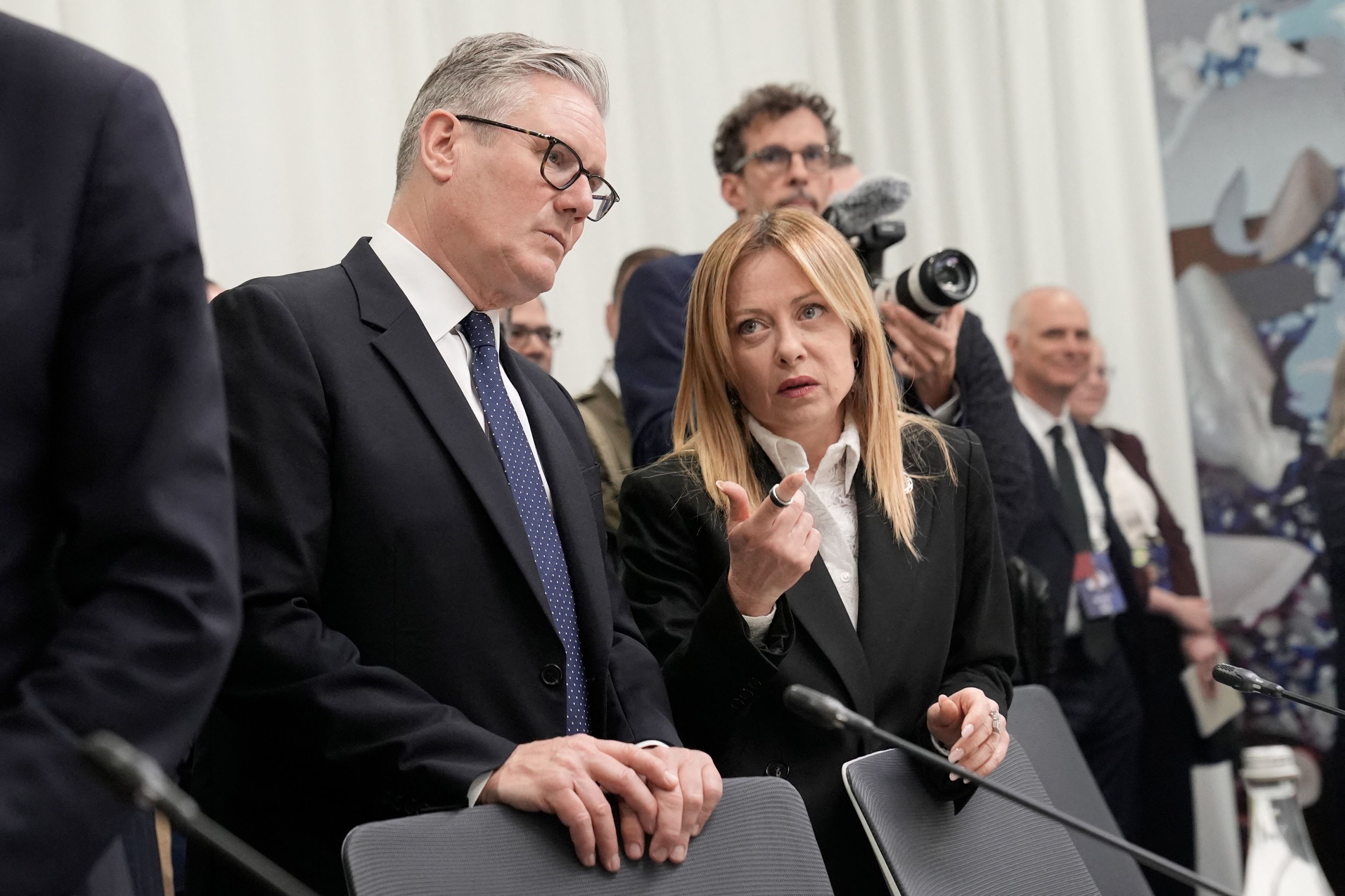 Giorgia Meloni conversa con Keir Starmer durante la cumbre, celebrada en la capital de Armenia.