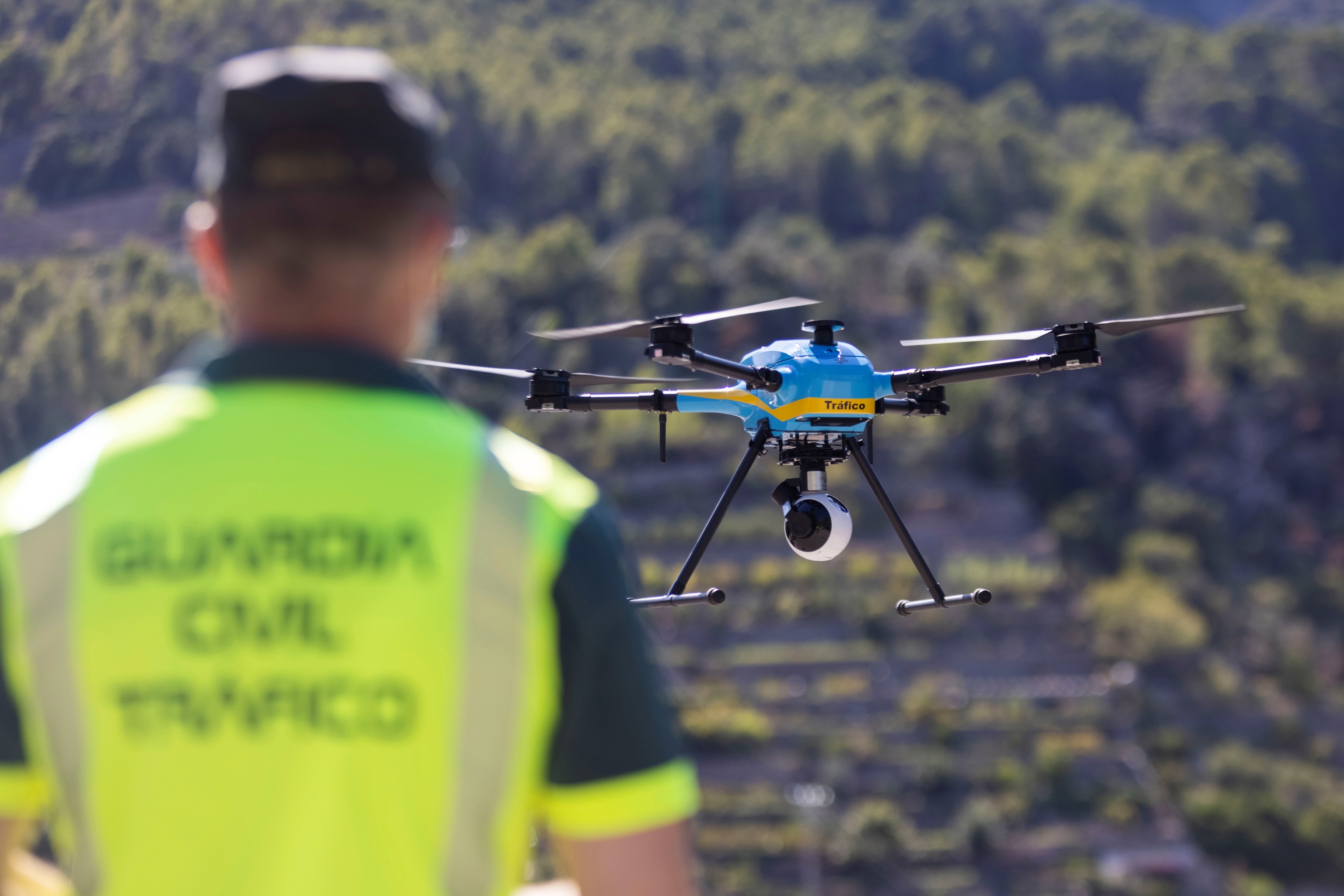 Un guardia civil vuela un dron