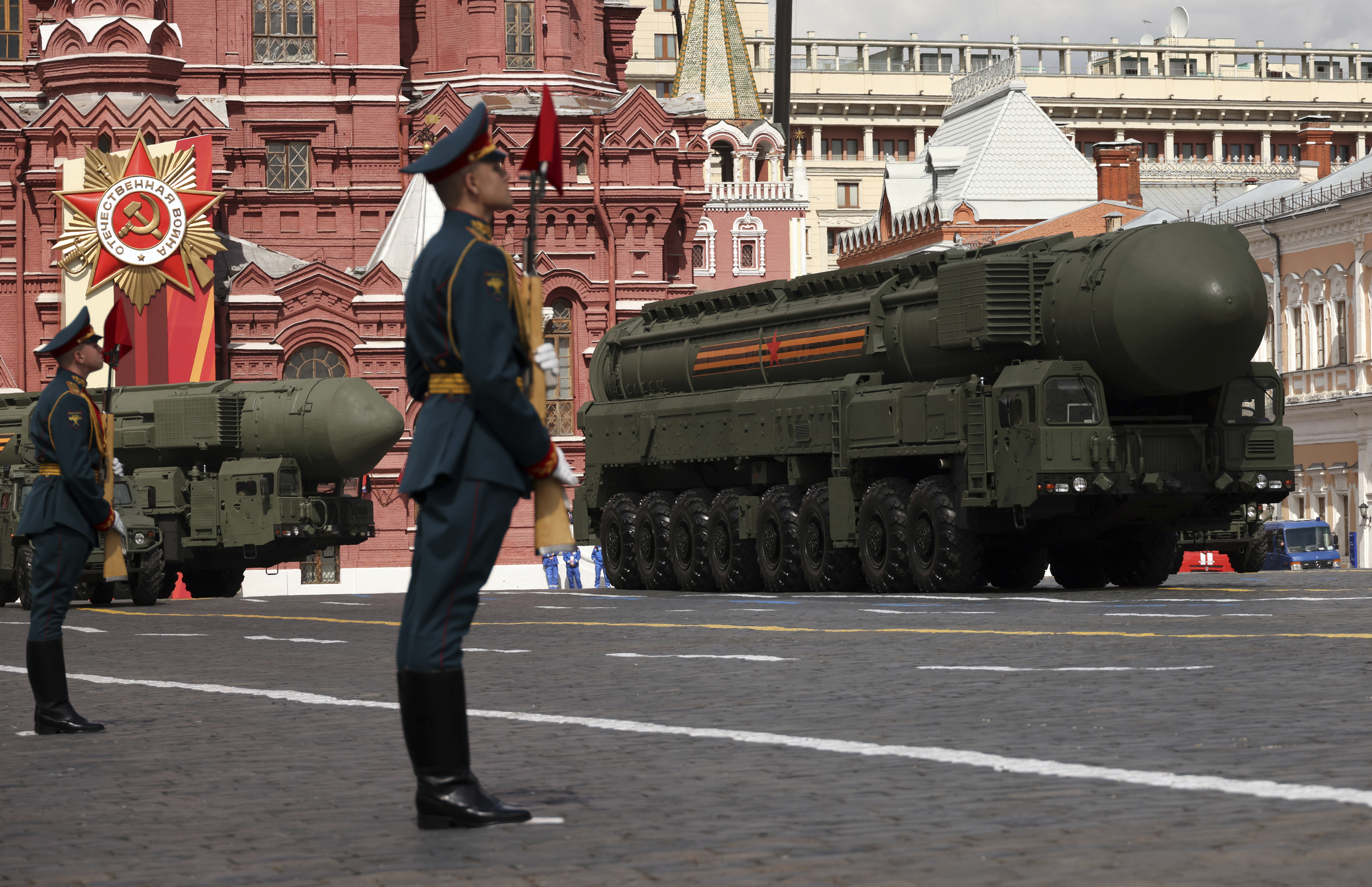 Los lanzadores nucleares intercontinentales rusos RS-24 Yars, durante el ensayo del desfile militar de la Plaza Roja, en 2025.