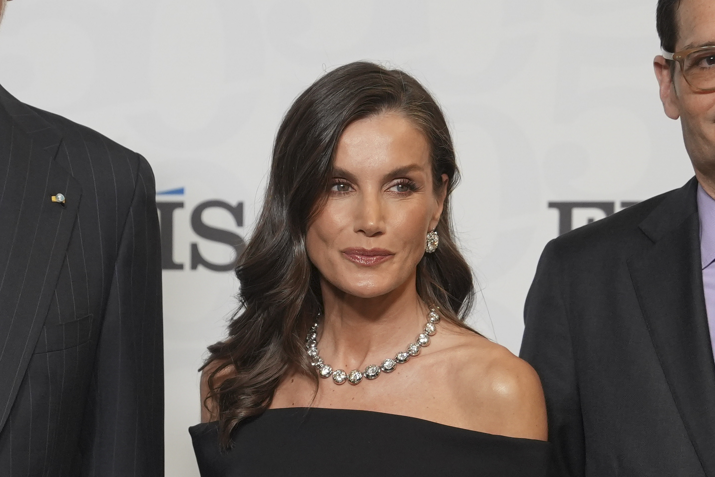 Letizia rescata el collar de chatones de Victoria Eugenia en el 50º aniversario de El País — image 3