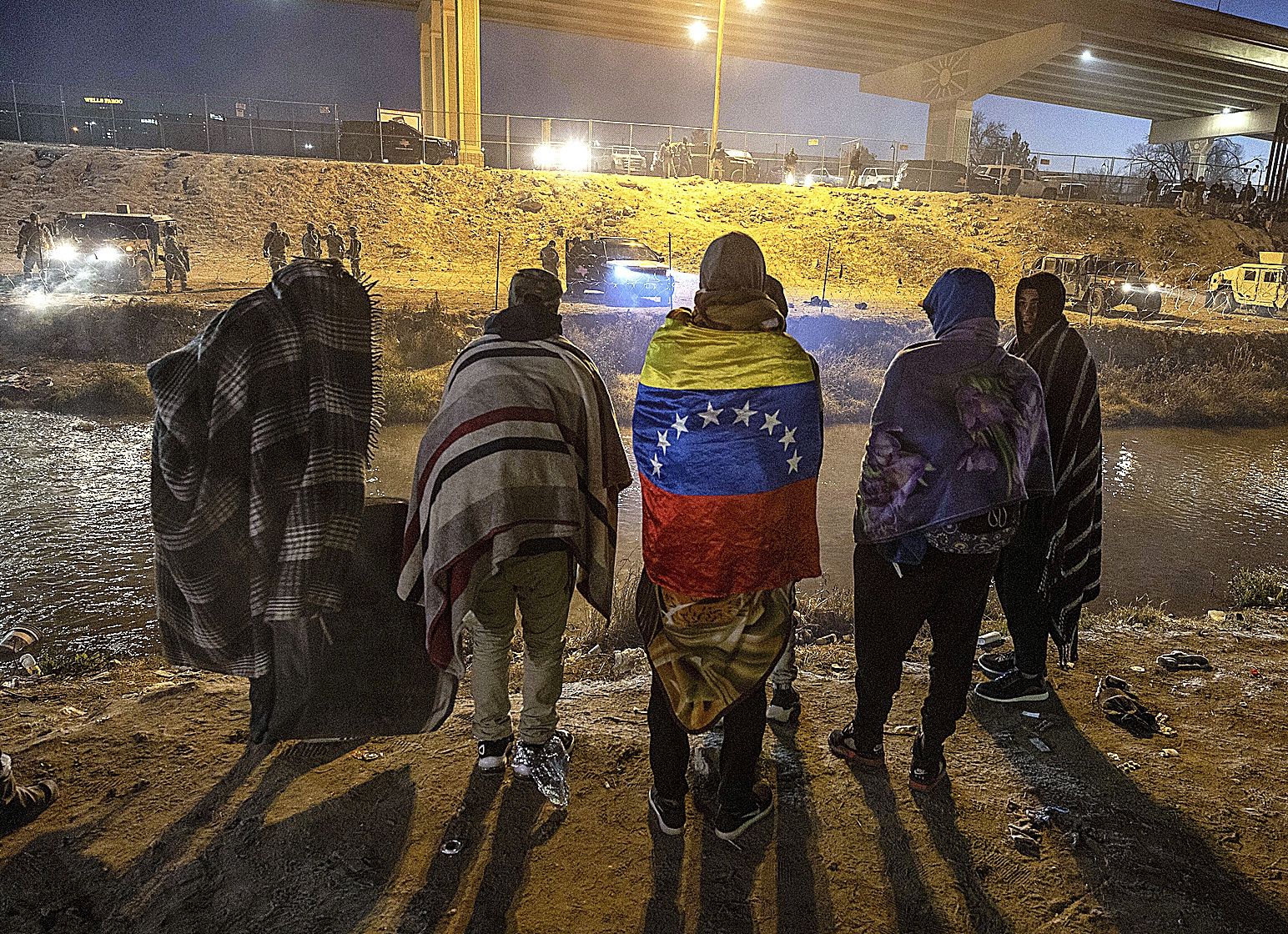 Emigrantes venezolanos, tras cruzar Río Grande, en la localidad mexicana de Ciudad Juárez, en la frontera con EEUU.