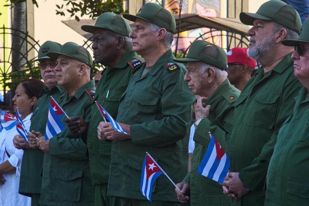 D�az-Canel, junto a militares, en La Habana, el pasado abril.