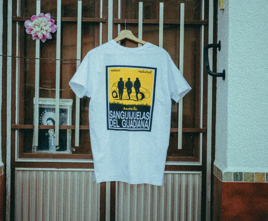 La camiseta del grupo, imitando a los viejos carteles de Nitrato de Chile.