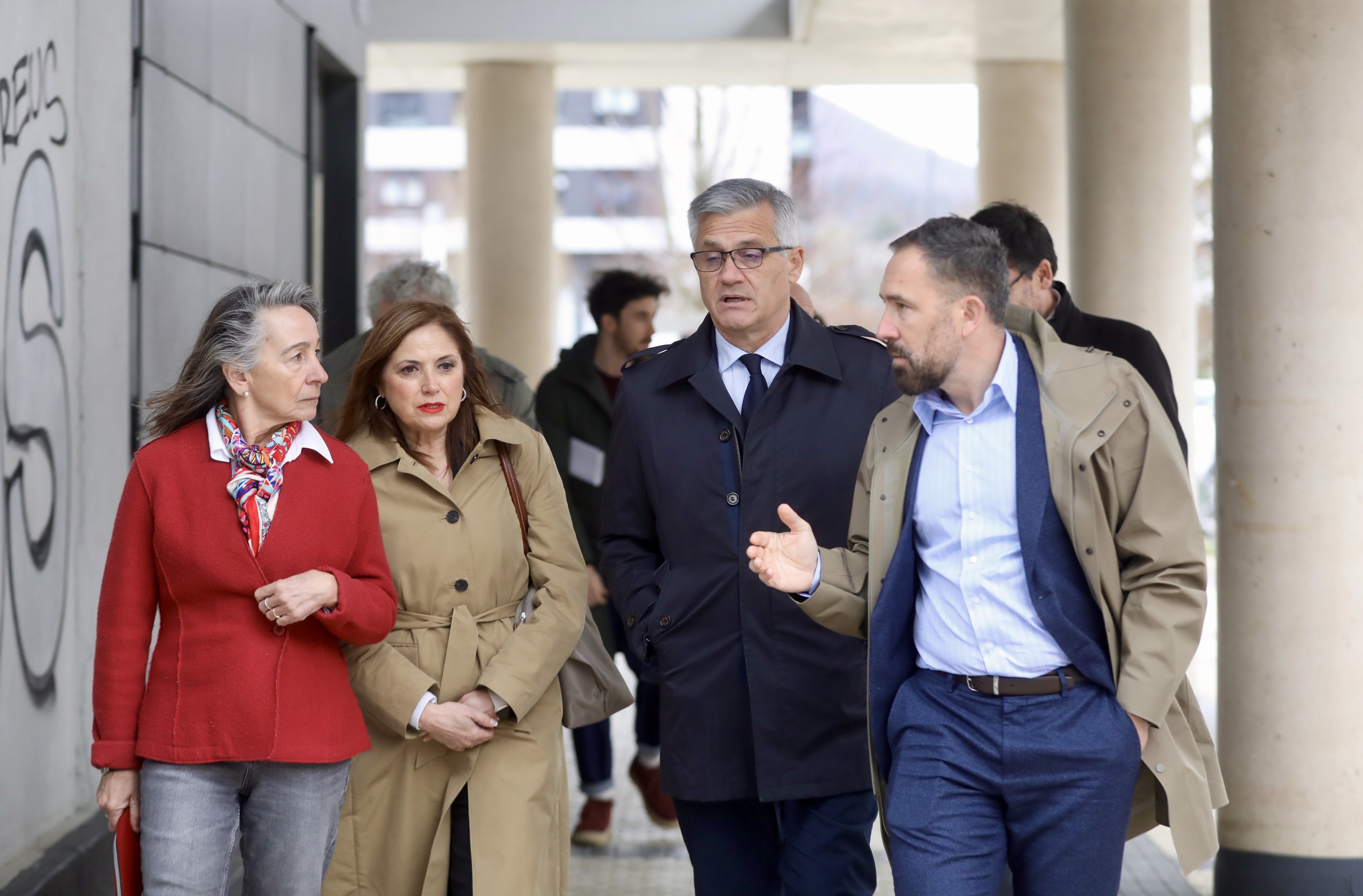 La consejera San José junto a la delegada Marisol Garmendia, el secretario de Estado David Lucas y el consejero Denis Itxaso en el barrio de Martutene en San Sebastián.