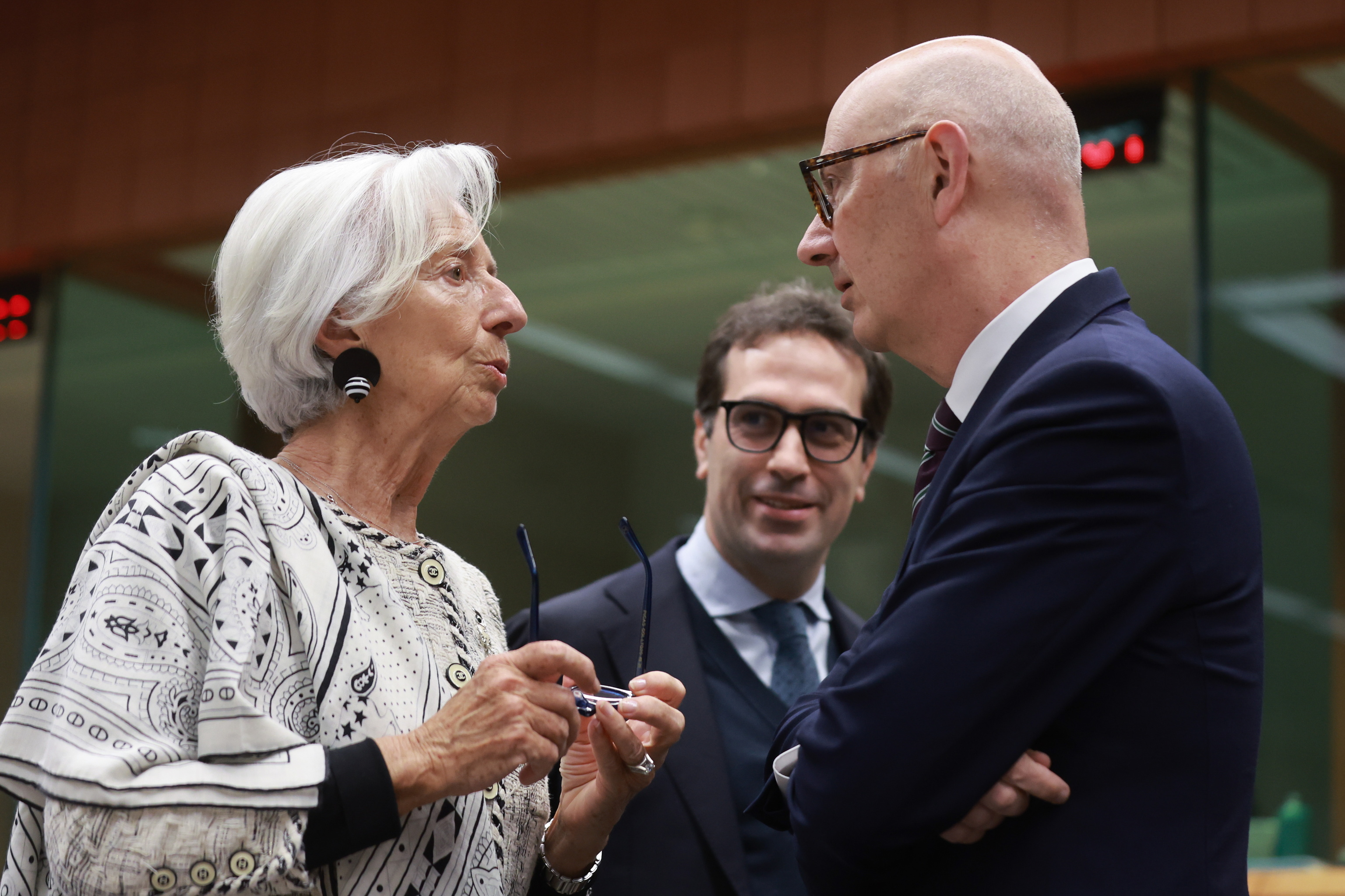 La presidenta del Banco Central Europeo, Christine Lagarde, el vicepresidente primero, Carlos Cuerpo, y el ministro de Finanzas Franc�s, Roland Lescure, durante el Eurogrupo